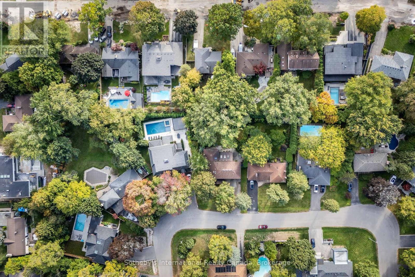 98 Selgrove Crescent, Oakville, Ontario  L6L 1L3 - Photo 6 - W12450412