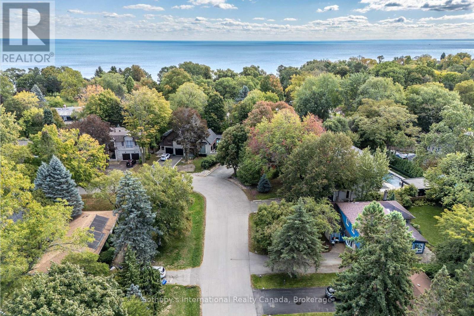 98 Selgrove Crescent, Oakville, Ontario  L6L 1L3 - Photo 4 - W12450412