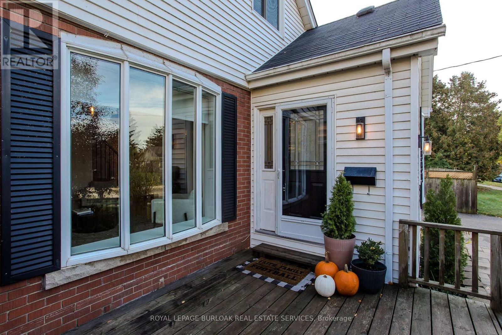 333 St Paul Street, Burlington, Ontario  L7R 3K2 - Photo 3 - W12479284