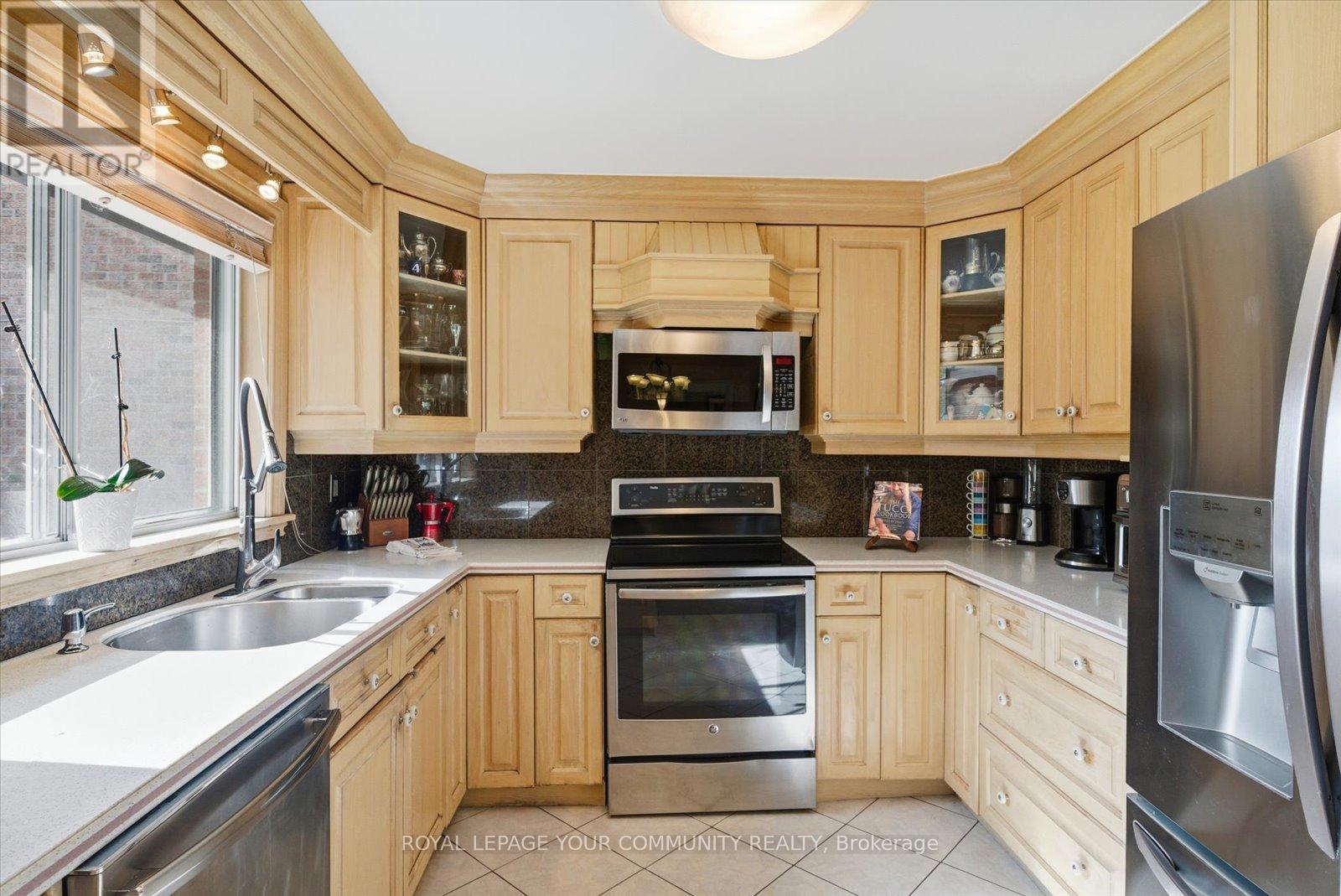 35 Sunvale Drive, Toronto, Ontario  M9R 1Z4 - Photo 14 - W12479287