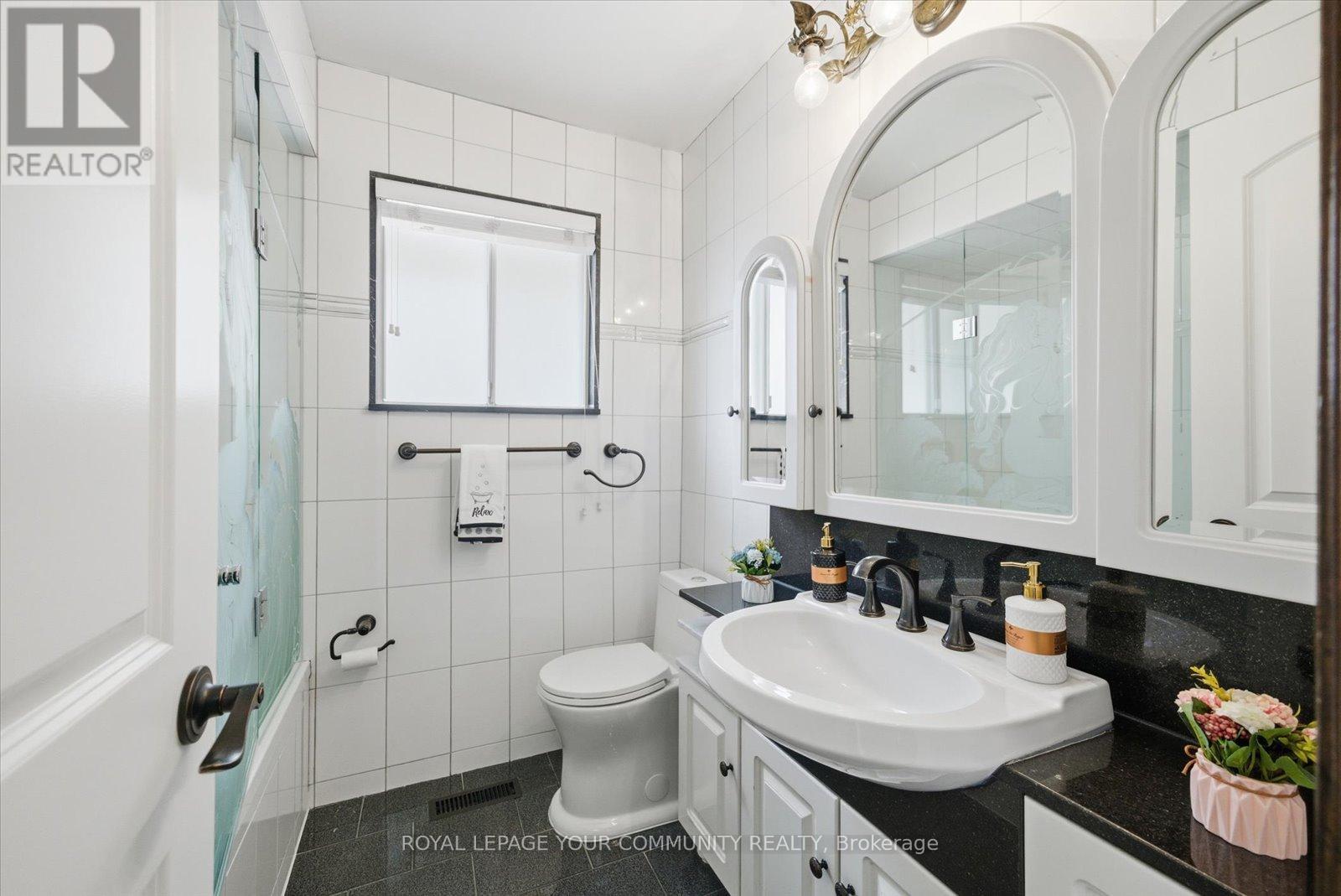 35 Sunvale Drive, Toronto, Ontario  M9R 1Z4 - Photo 22 - W12479287