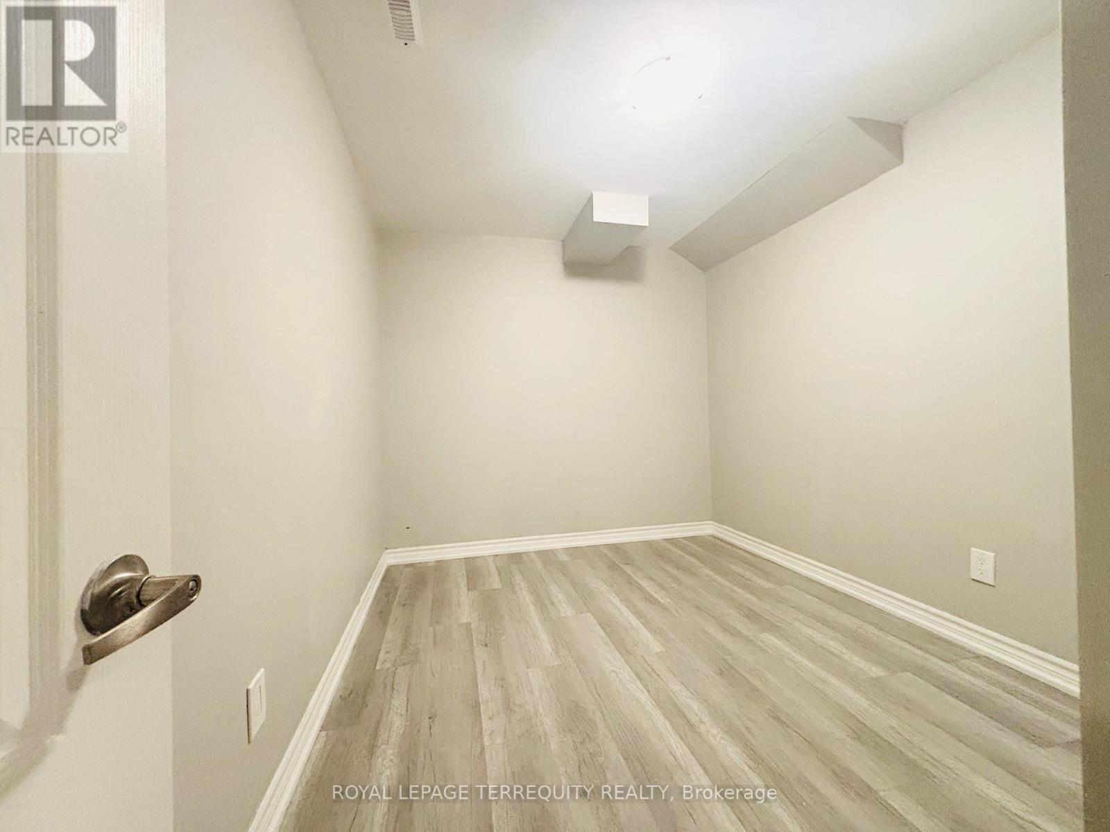 3863 Skyview Street, Mississauga, Ontario  L5M 8A1 - Photo 4 - W12479323