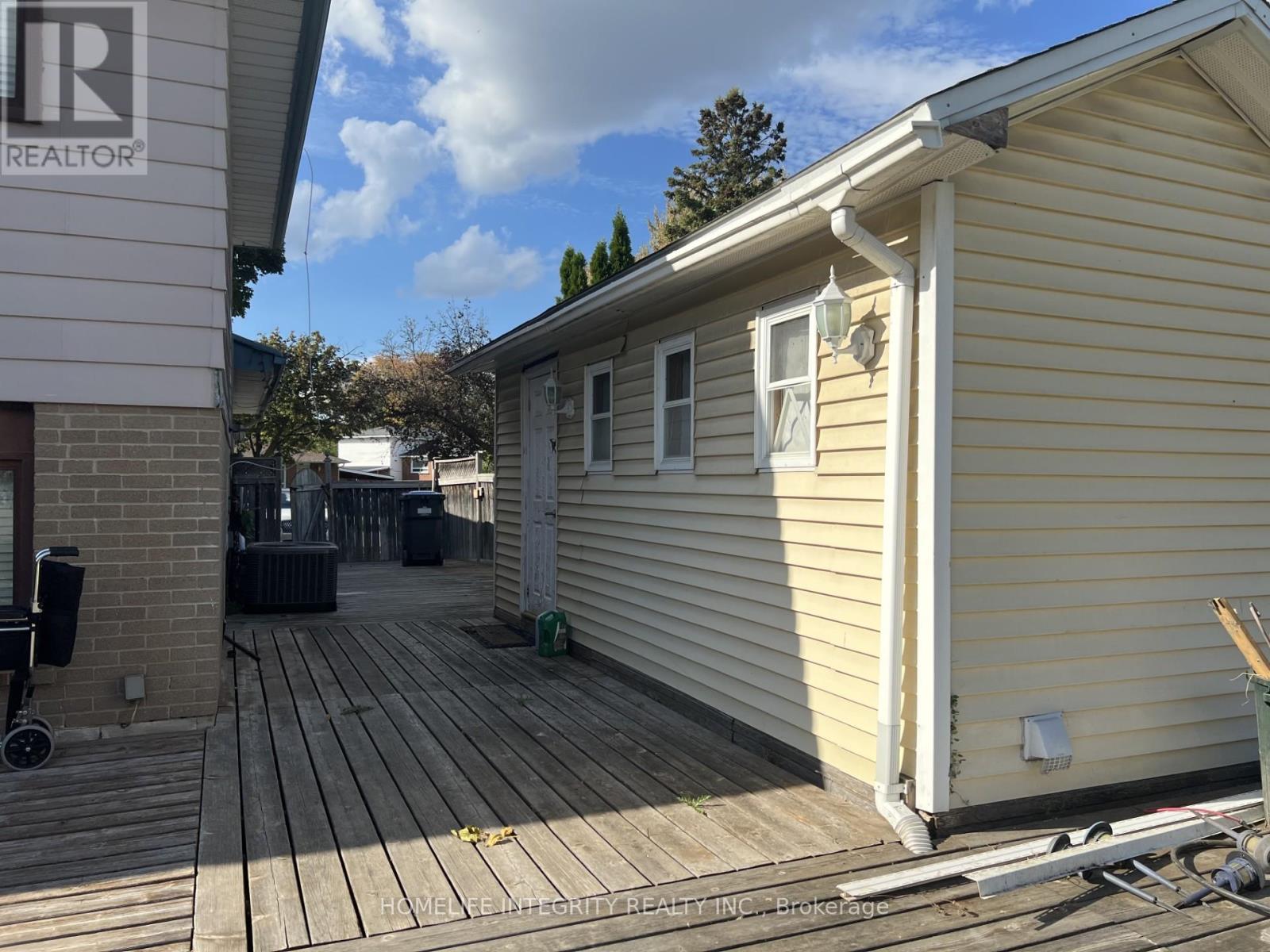 163 Archdekin Drive, Brampton, Ontario  L6V 1Y8 - Photo 3 - W12479371