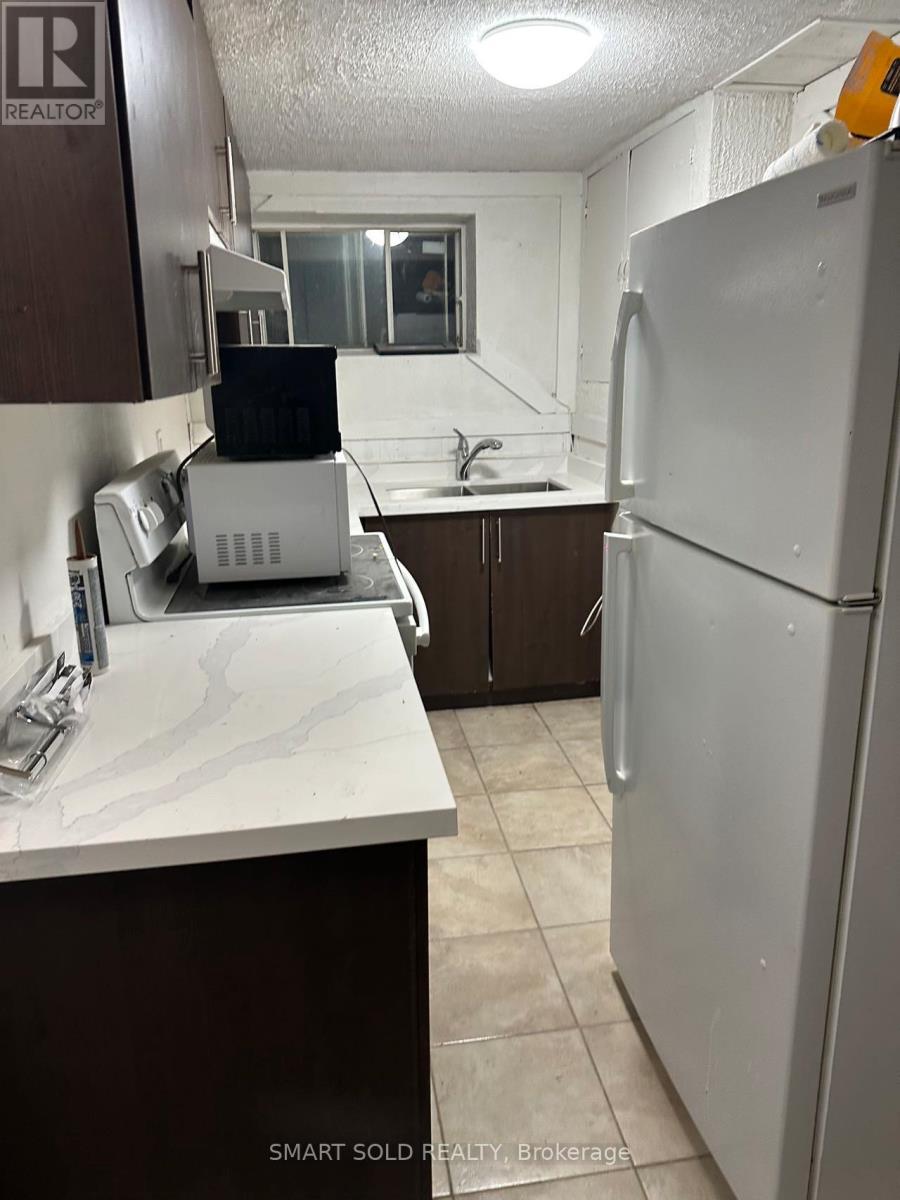 22 Hazelglen Court, Brampton, Ontario  L6S 1N7 - Photo 2 - W12479386