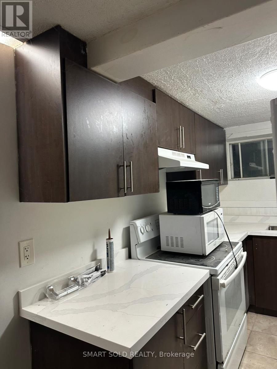 22 Hazelglen Court, Brampton, Ontario  L6S 1N7 - Photo 3 - W12479386