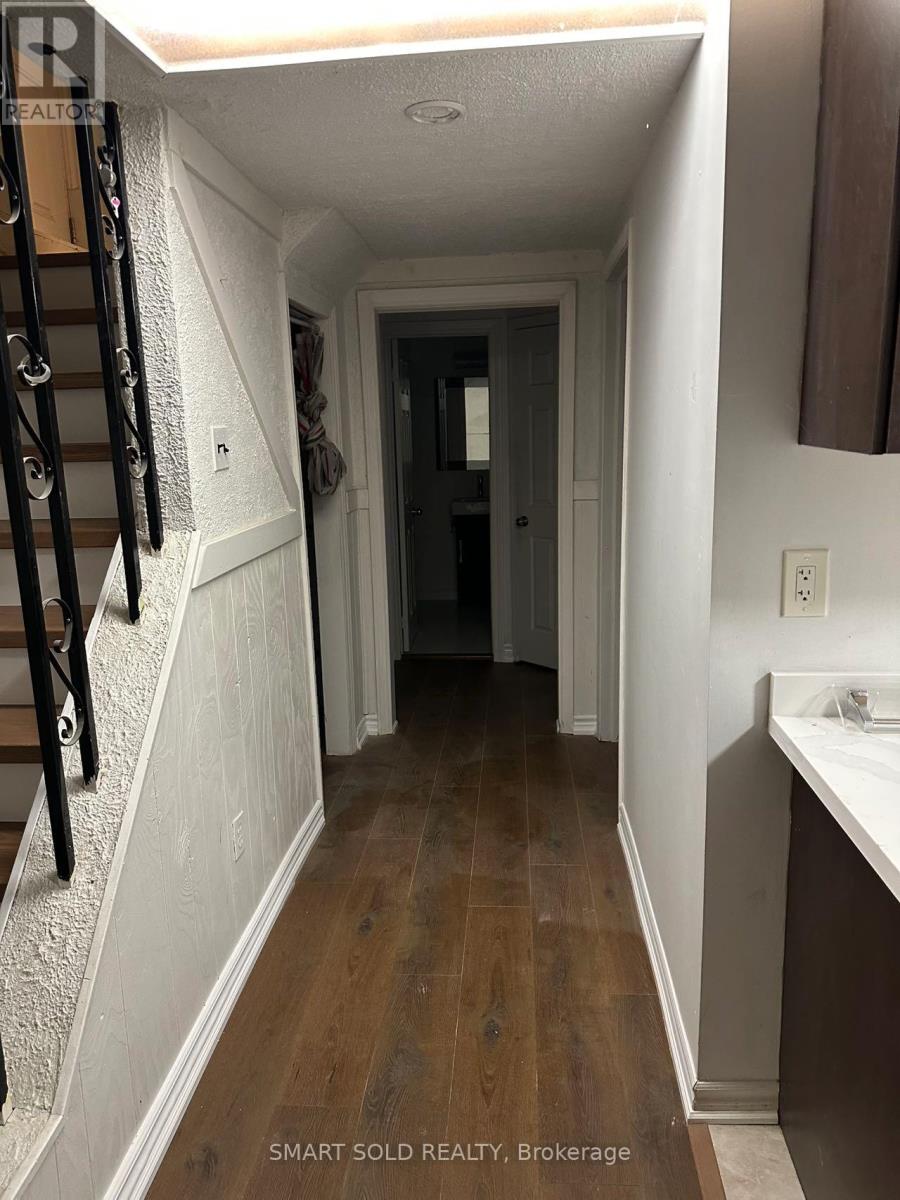 22 Hazelglen Court, Brampton, Ontario  L6S 1N7 - Photo 4 - W12479386