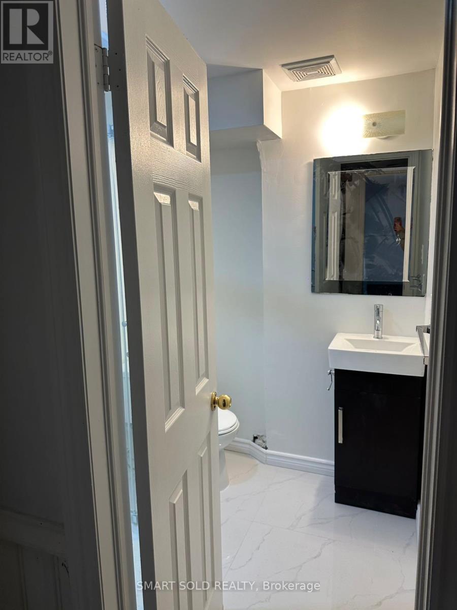 22 Hazelglen Court, Brampton, Ontario  L6S 1N7 - Photo 9 - W12479386