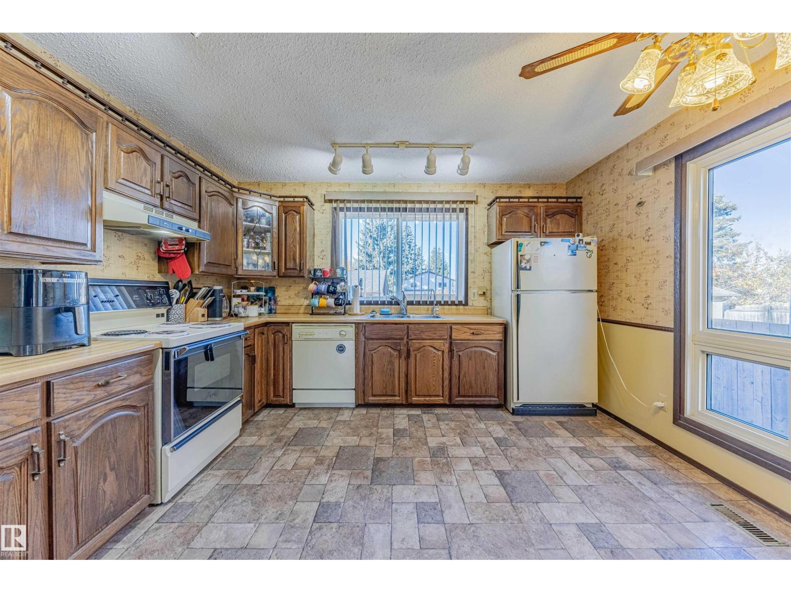 3924 55 St Nw, Edmonton, Alberta  T6L 1C2 - Photo 10 - E4463267
