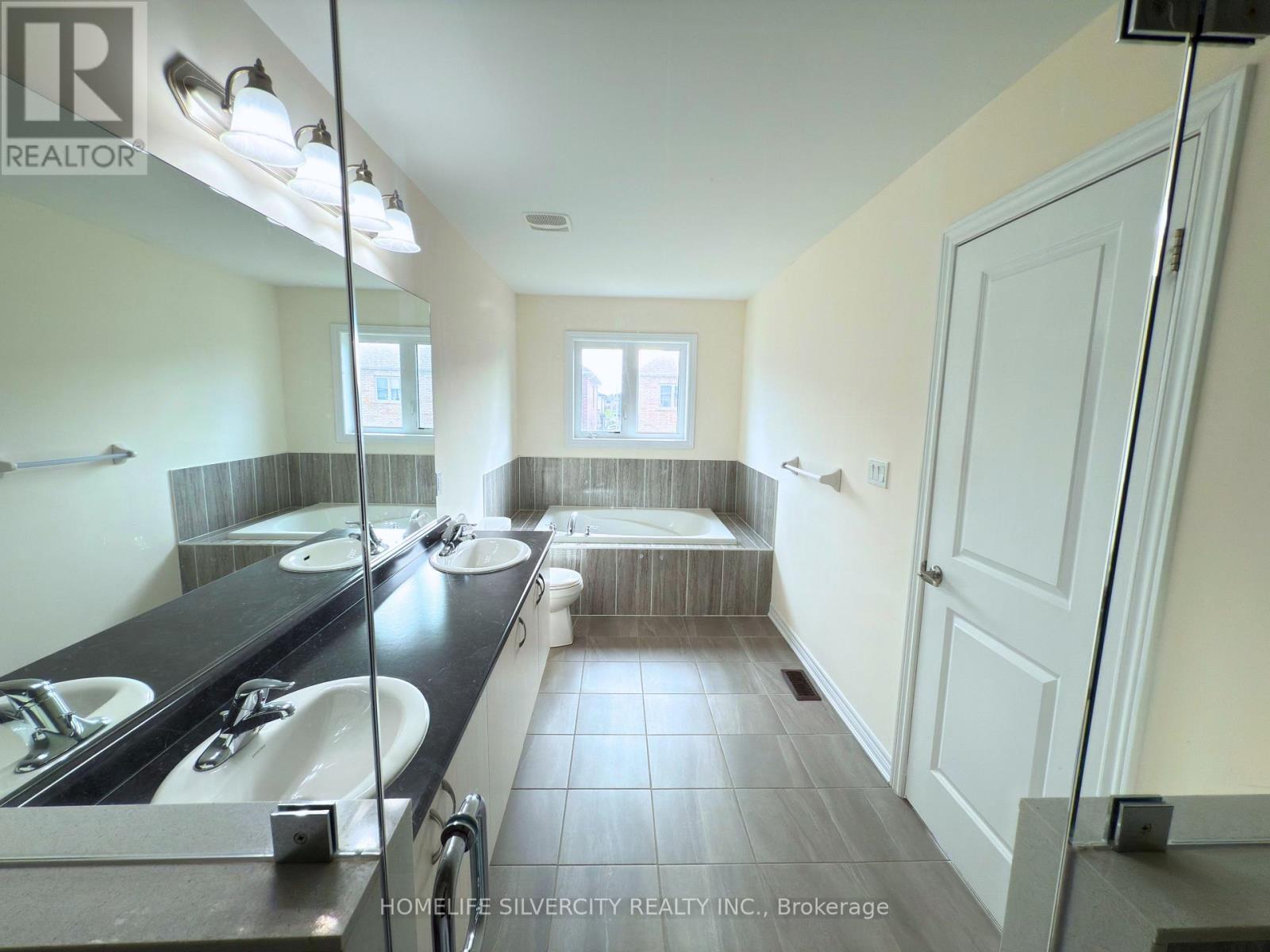 35 Sparkle Drive, Thorold, Ontario  L2V 0H2 - Photo 17 - X12479363