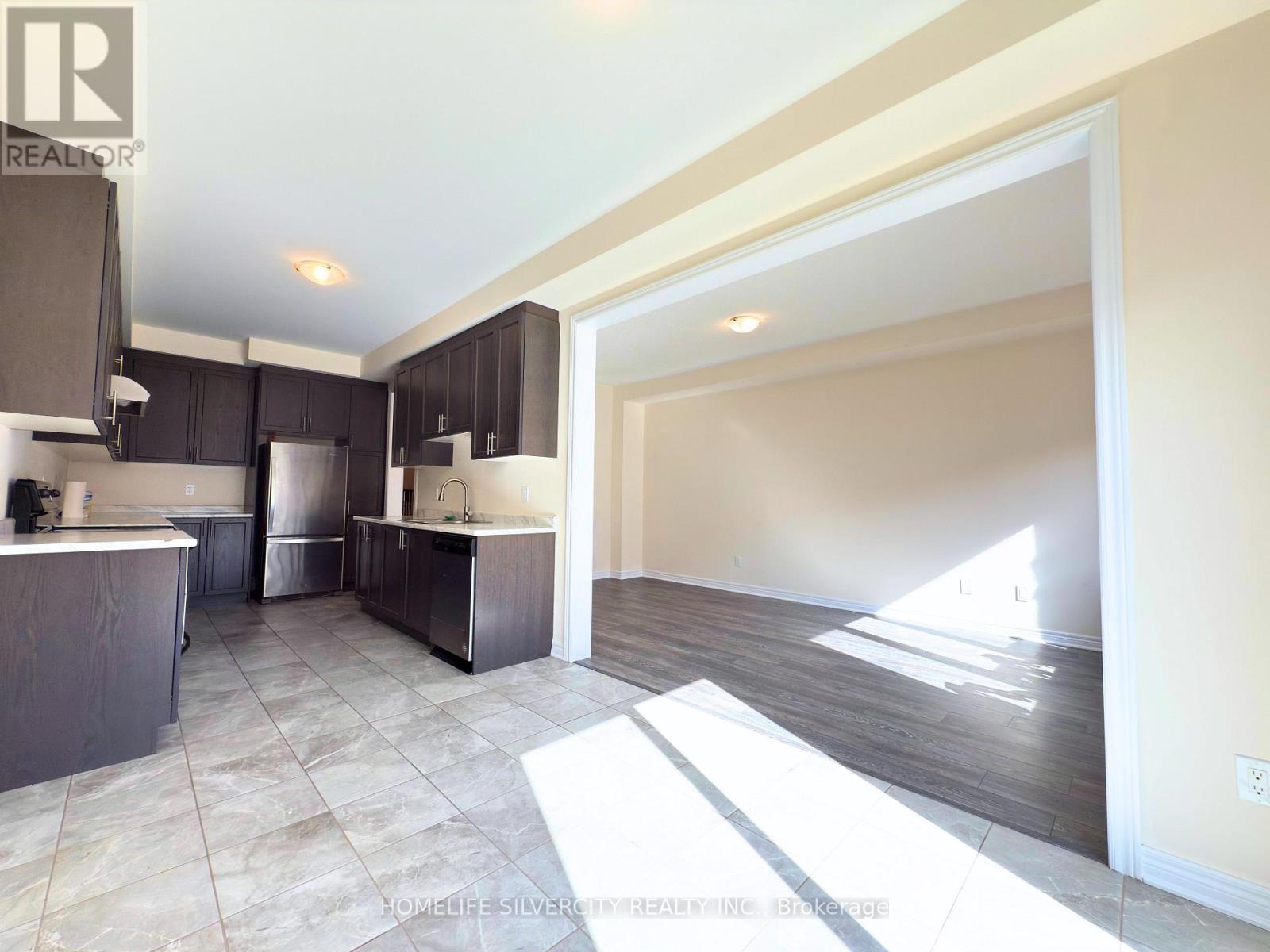 35 Sparkle Drive, Thorold, Ontario  L2V 0H2 - Photo 9 - X12479363