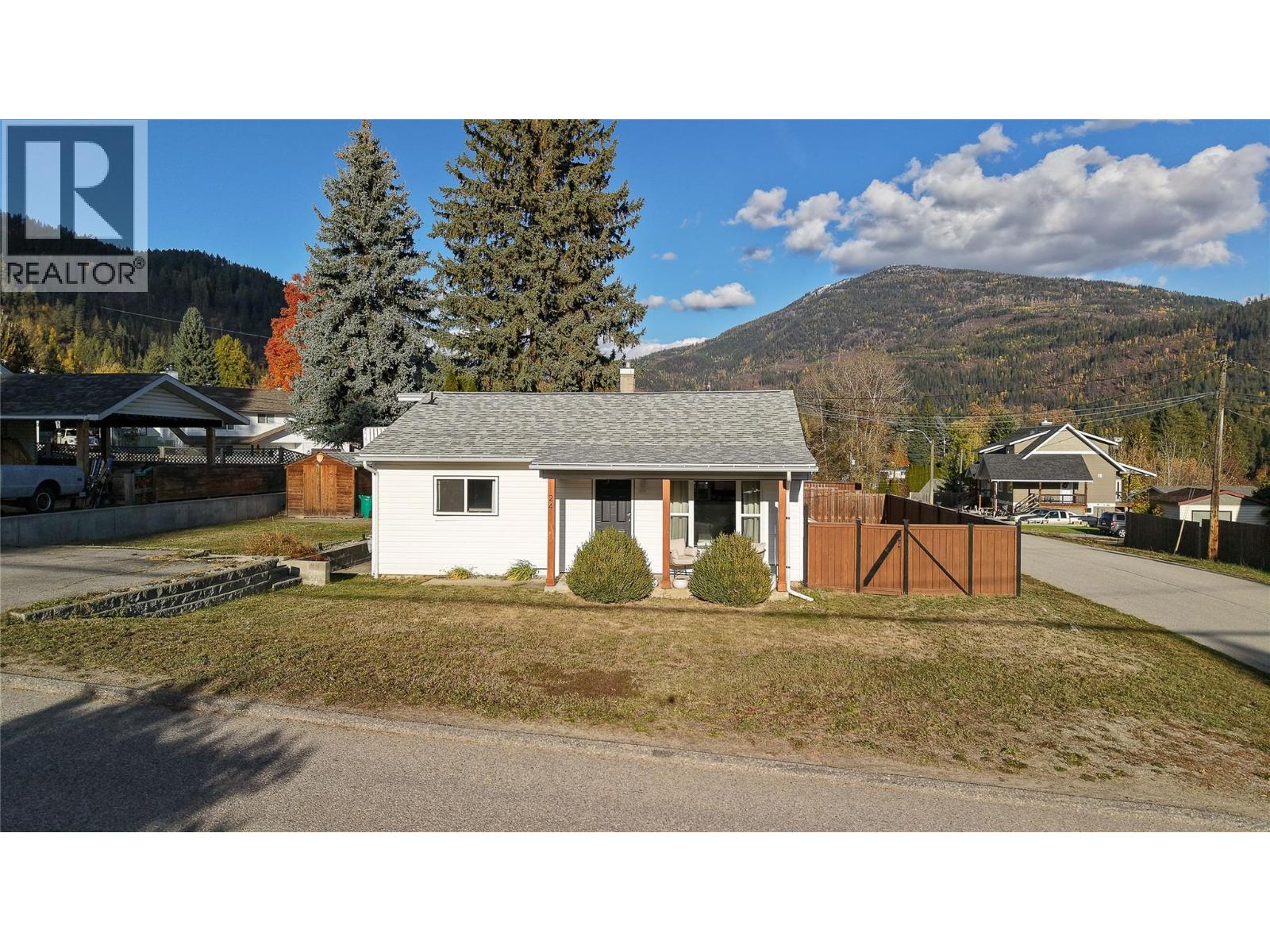 24 Kootenay Avenue N, Fruitvale, British Columbia