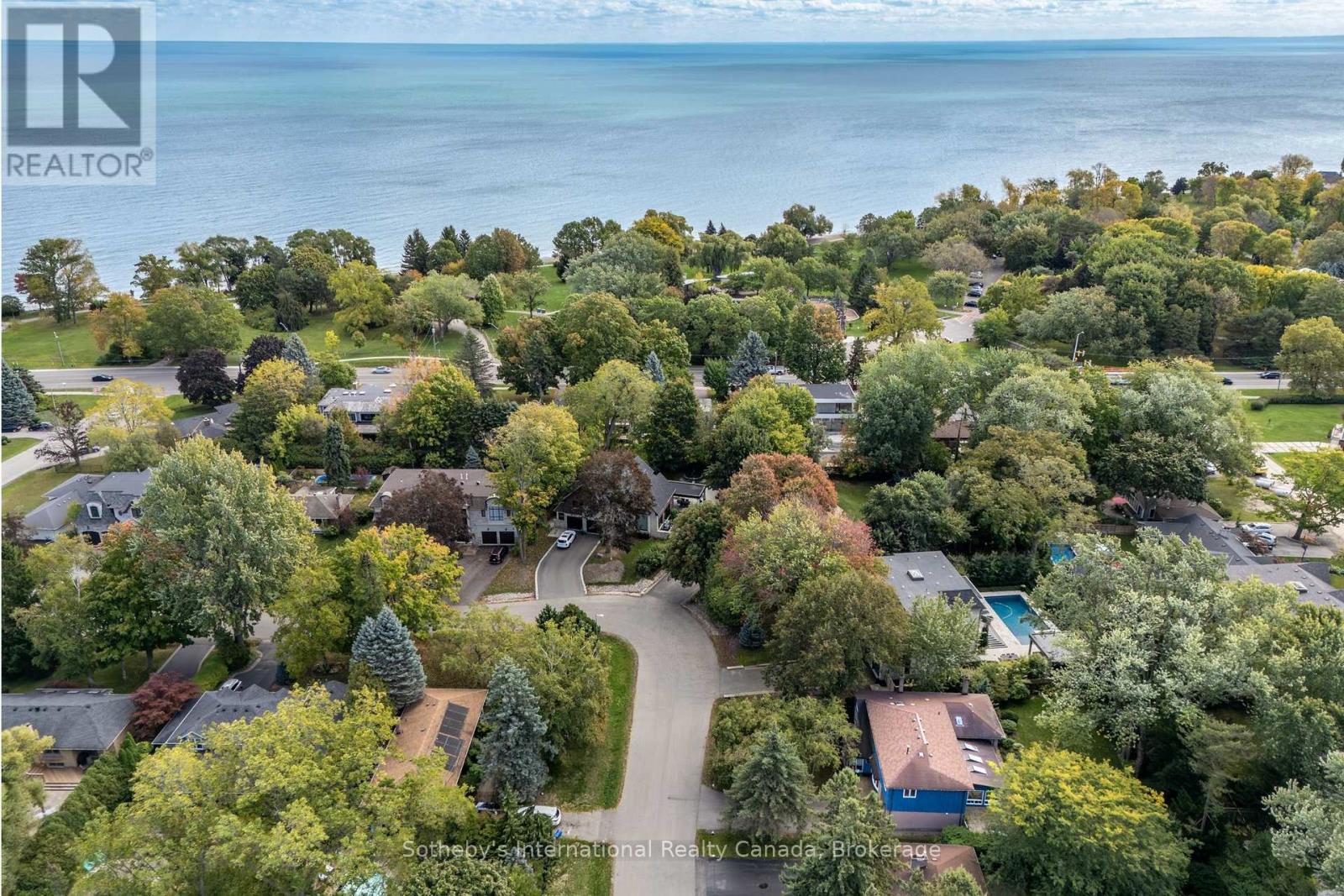 98 Selgrove Crescent, Oakville, Ontario  L6L 1L3 - Photo 2 - W12450412