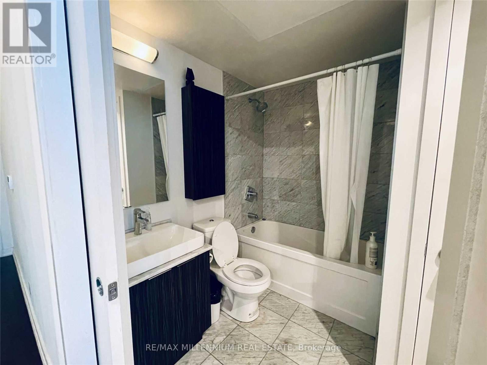 709 - 14 York Street, Toronto, Ontario  M5J 2Z2 - Photo 4 - C12479413