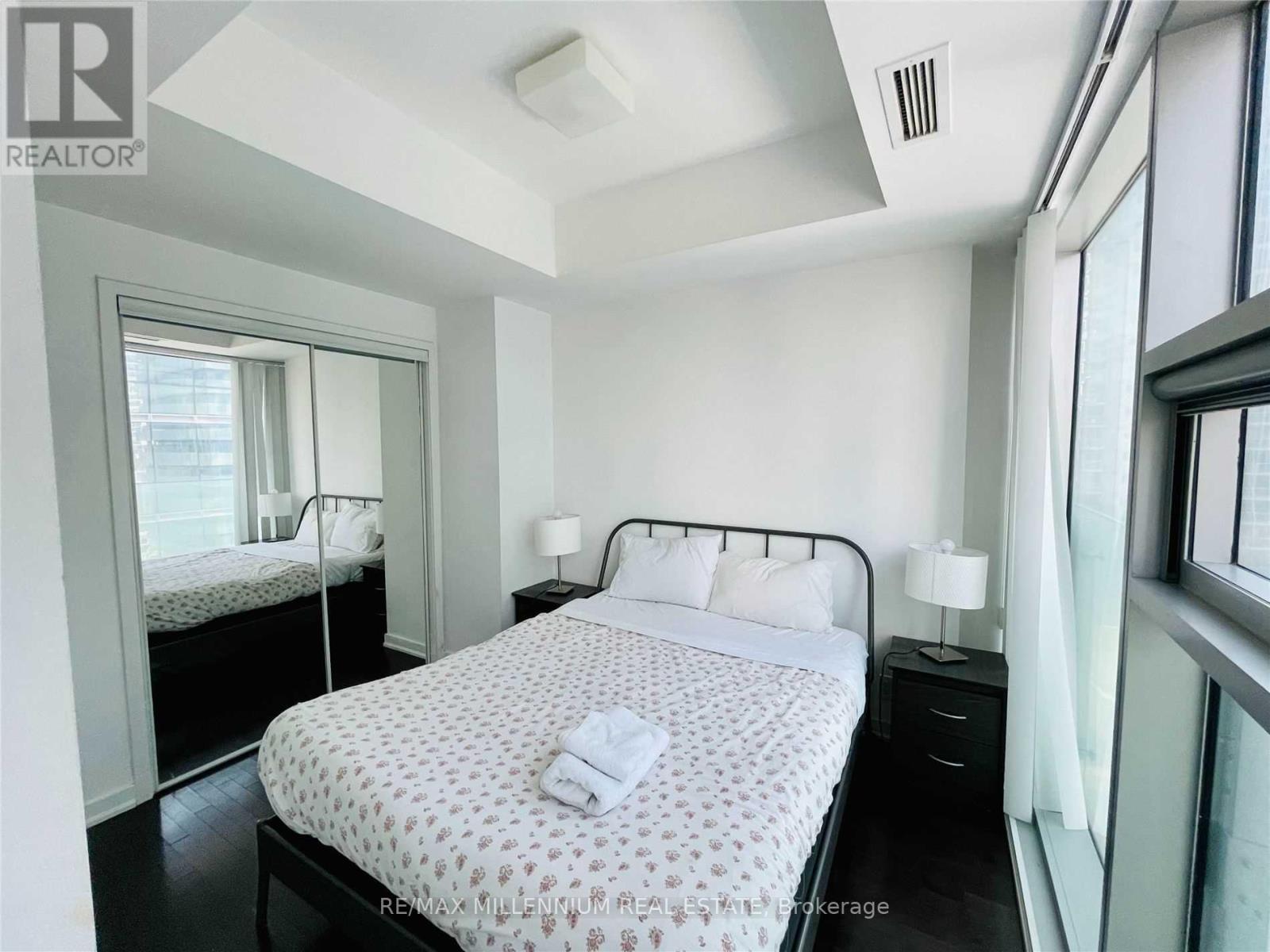 709 - 14 York Street, Toronto, Ontario  M5J 2Z2 - Photo 6 - C12479413