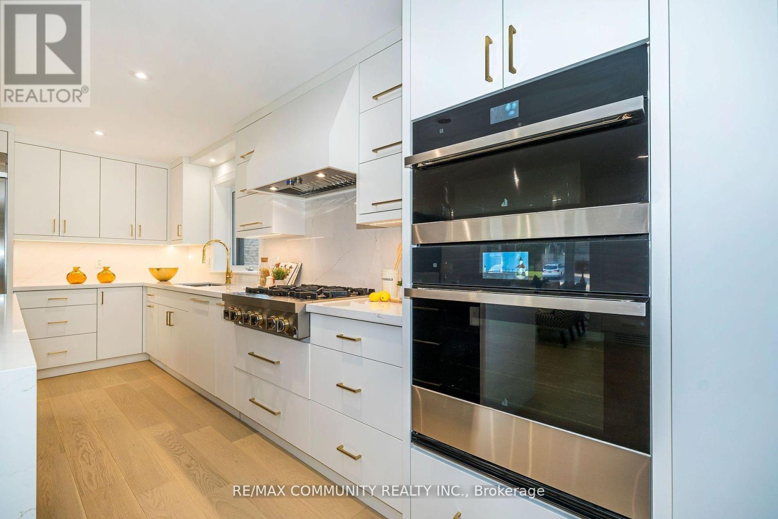 30 Kellythorne Drive, Toronto (Parkwoods-Donalda), Ontario  M3A 2L4 - Photo 8 - C12479419