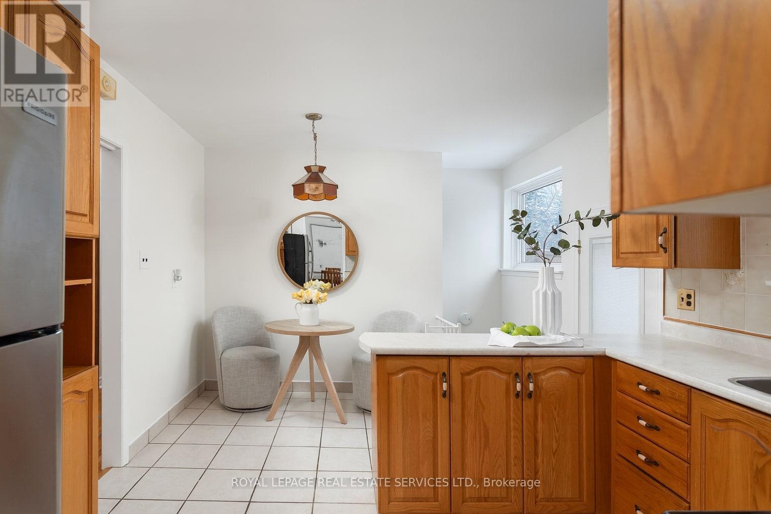 1106 Falgarwood Drive, Oakville, Ontario  L6H 1N9 - Photo 12 - W12398379