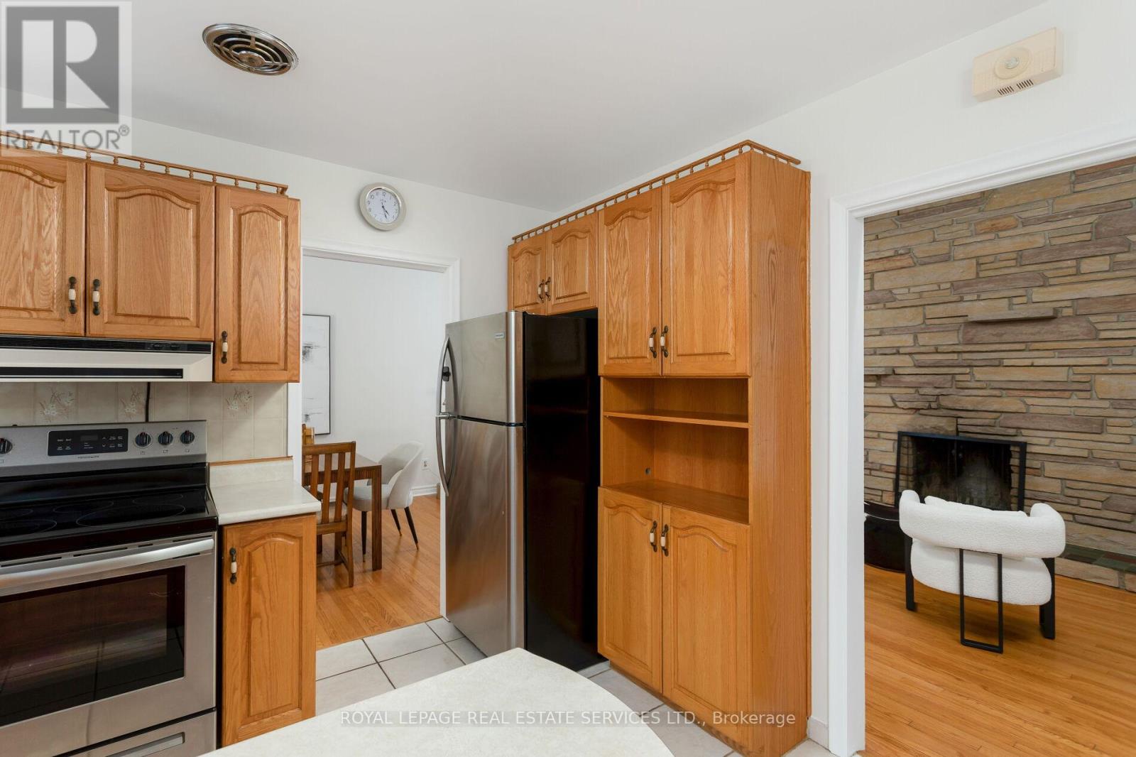 1106 Falgarwood Drive, Oakville, Ontario  L6H 1N9 - Photo 11 - W12398379