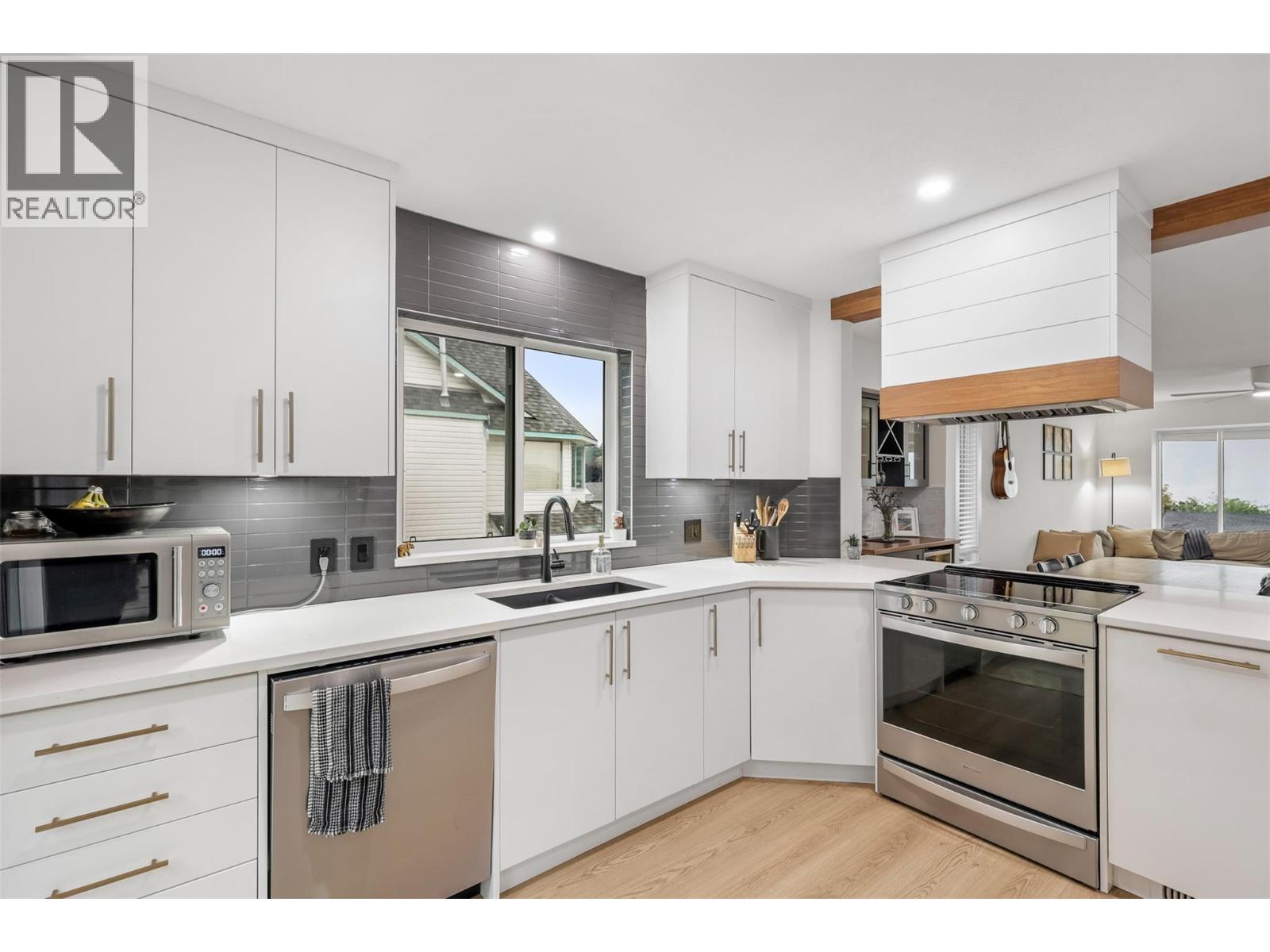 2753 Qu'appelle Boulevard, Kamloops, British Columbia  V2E 2J9 - Photo 2 - 10366519