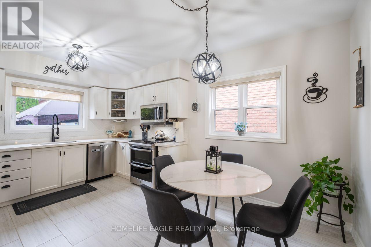 114 Surgeoner Crescent, Newmarket, Ontario  L3X 2L2 - Photo 4 - N12479414