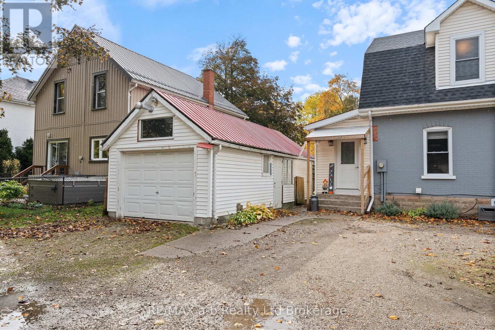 31 Concession Street W, Tillsonburg, Ontario  N4G 1R4 - Photo 2 - X12479493