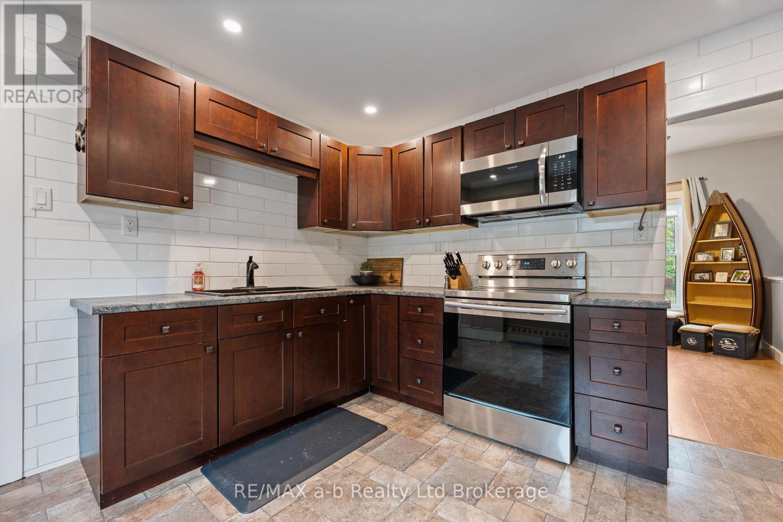 31 Concession Street W, Tillsonburg, Ontario  N4G 1R4 - Photo 7 - X12479493