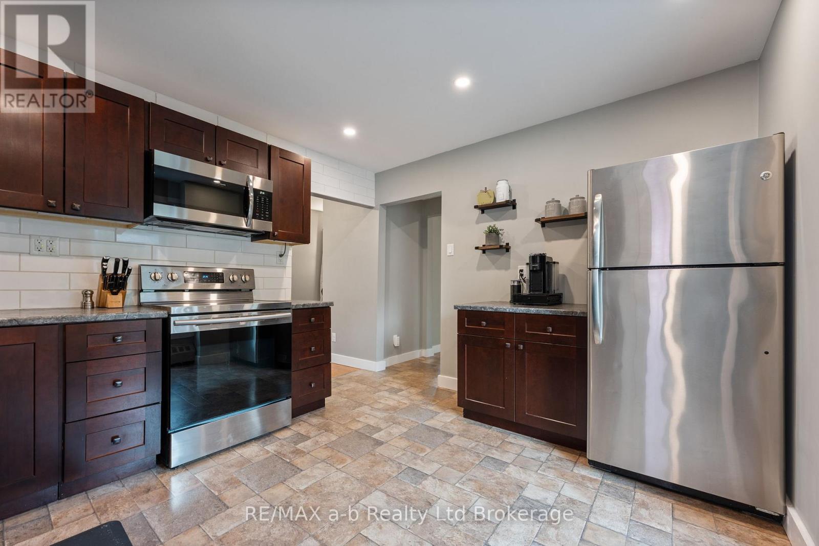 31 Concession Street W, Tillsonburg, Ontario  N4G 1R4 - Photo 8 - X12479493