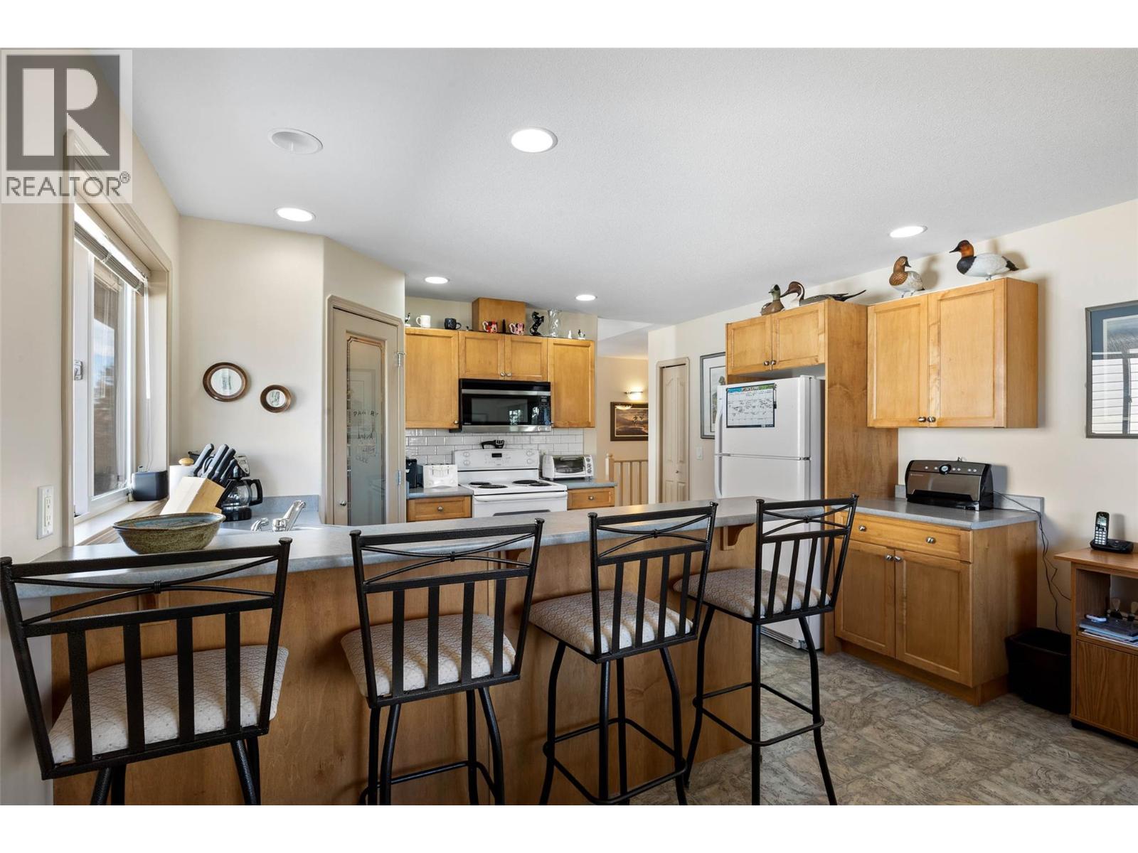 2434 Abbeyglen Way, Kamloops, British Columbia  V1S 1Y7 - Photo 7 - 10366652