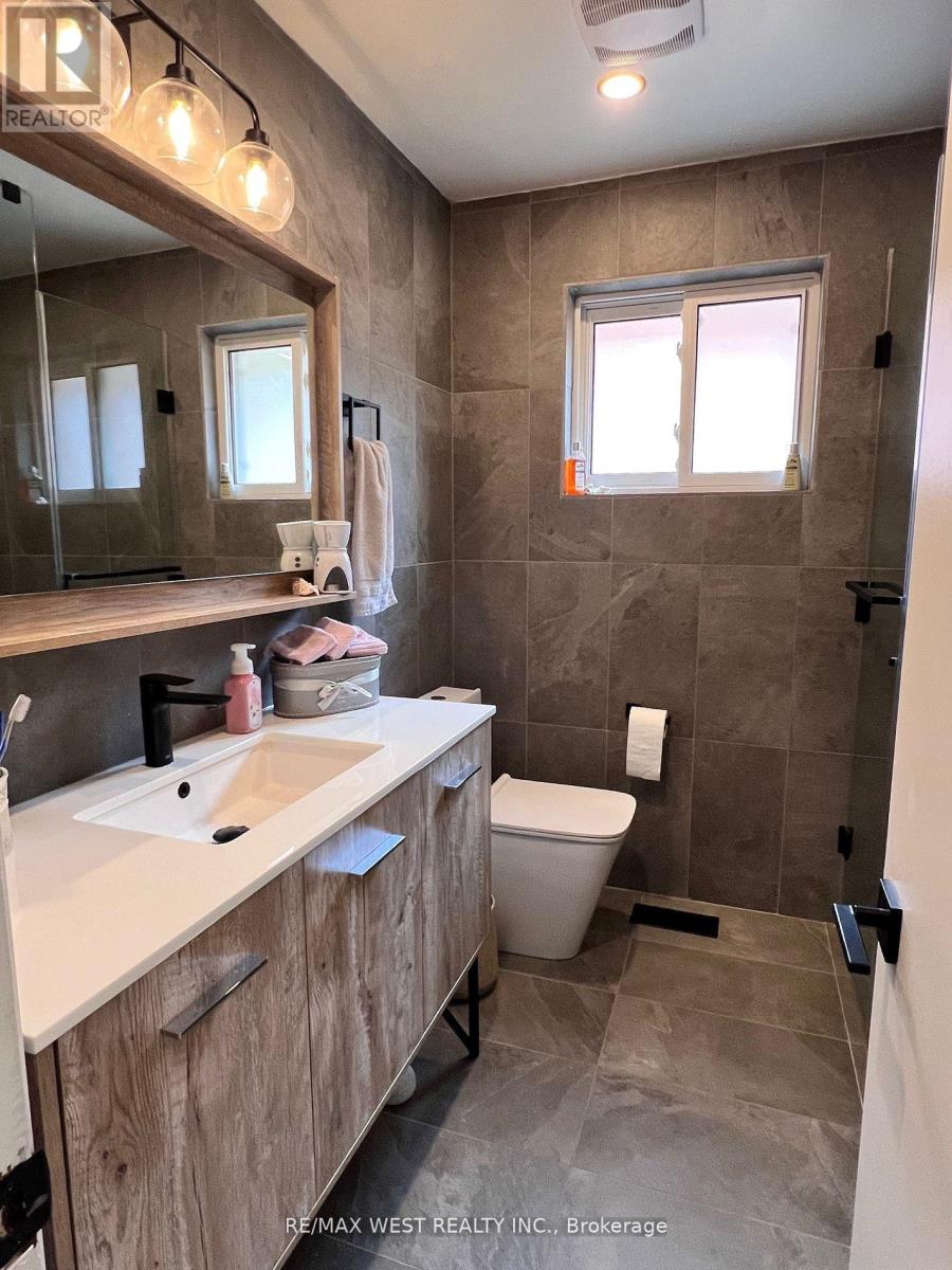 Main Flr - 382 Maple Leaf Drive, Toronto, Ontario  M6L 1P6 - Photo 10 - W12479393