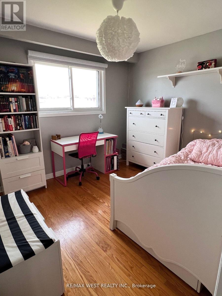 Main Flr - 382 Maple Leaf Drive, Toronto, Ontario  M6L 1P6 - Photo 14 - W12479393