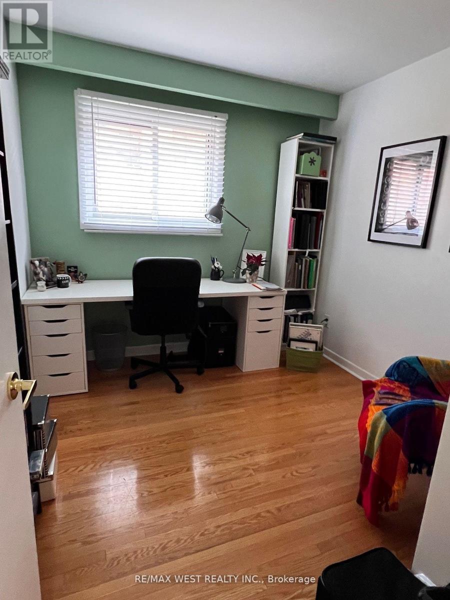 Main Flr - 382 Maple Leaf Drive, Toronto, Ontario  M6L 1P6 - Photo 15 - W12479393