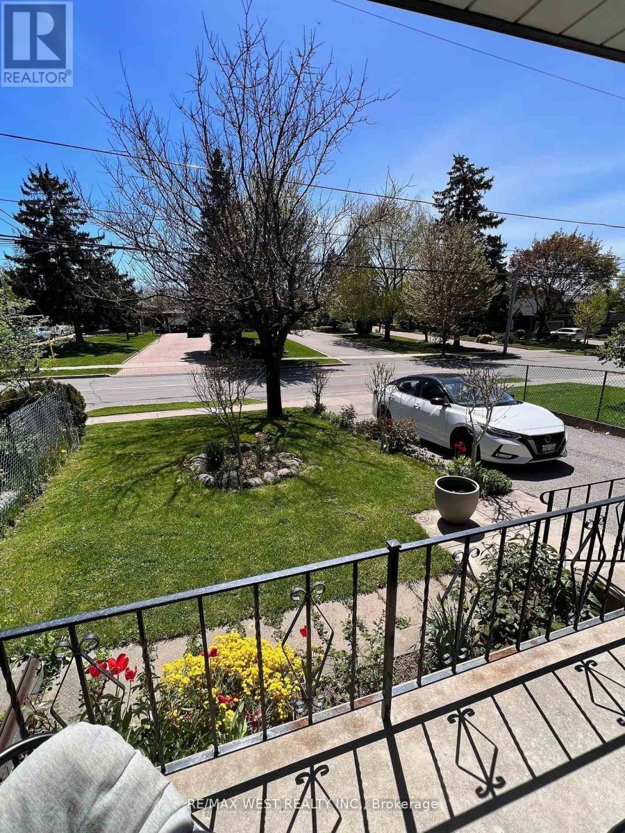 Main Flr - 382 Maple Leaf Drive, Toronto, Ontario  M6L 1P6 - Photo 2 - W12479393