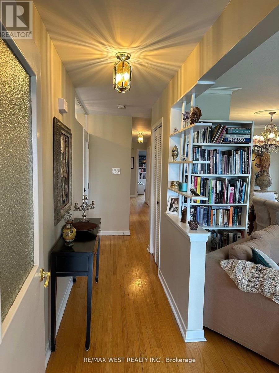Main Flr - 382 Maple Leaf Drive, Toronto, Ontario  M6L 1P6 - Photo 4 - W12479393