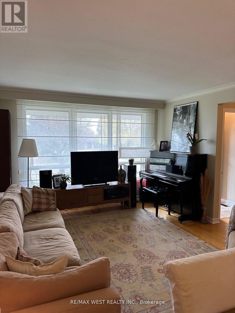 Main Flr - 382 Maple Leaf Drive, Toronto, Ontario  M6L 1P6 - Photo 5 - W12479393