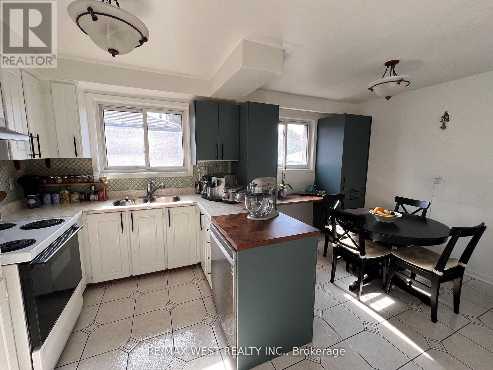 Main Flr - 382 Maple Leaf Drive, Toronto, Ontario  M6L 1P6 - Photo 7 - W12479393