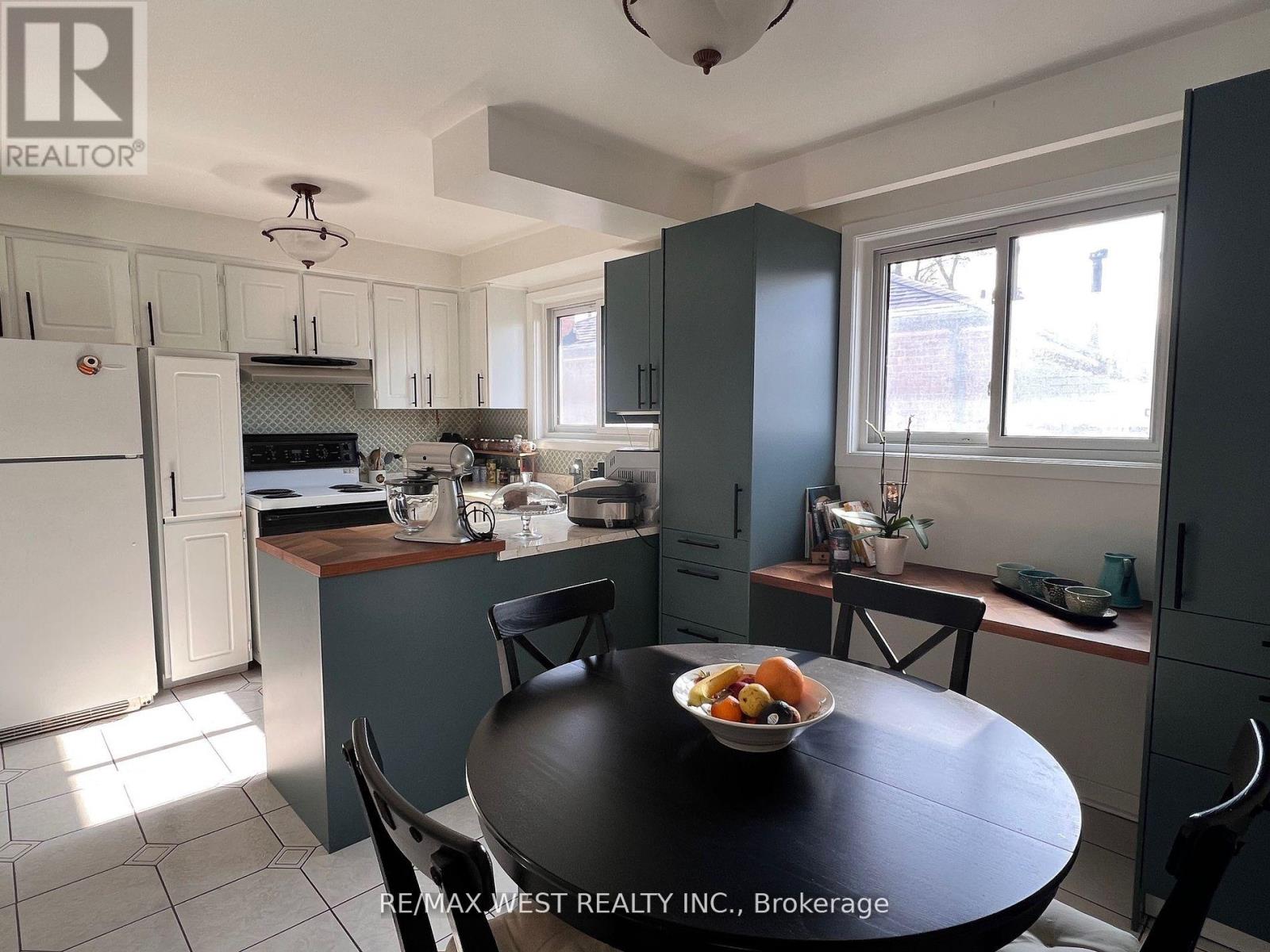 Main Flr - 382 Maple Leaf Drive, Toronto, Ontario  M6L 1P6 - Photo 8 - W12479393
