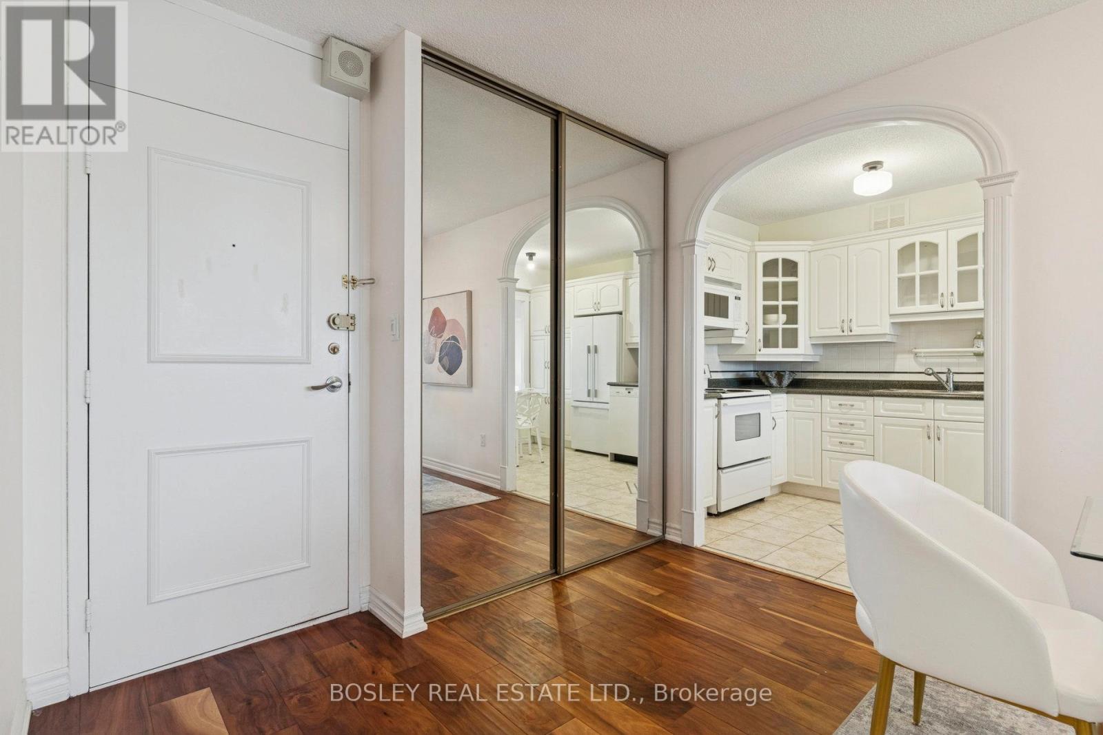 1108 - 250 Scarlett Road, Toronto, Ontario  M6N 4X5 - Photo 6 - W12479408