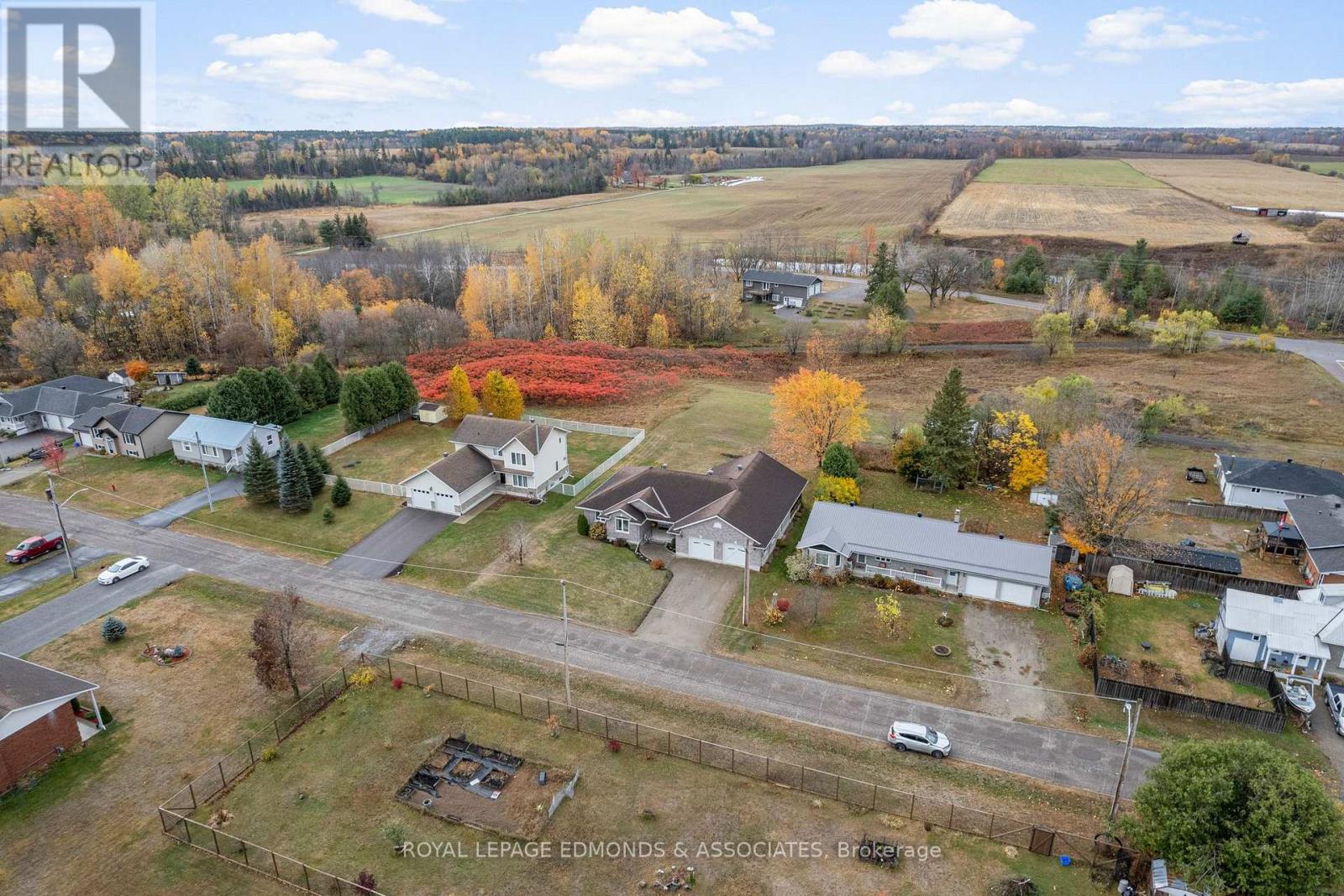 17 Minto Street, Whitewater Region, Ontario  K0J 1C0 - Photo 3 - X12479445