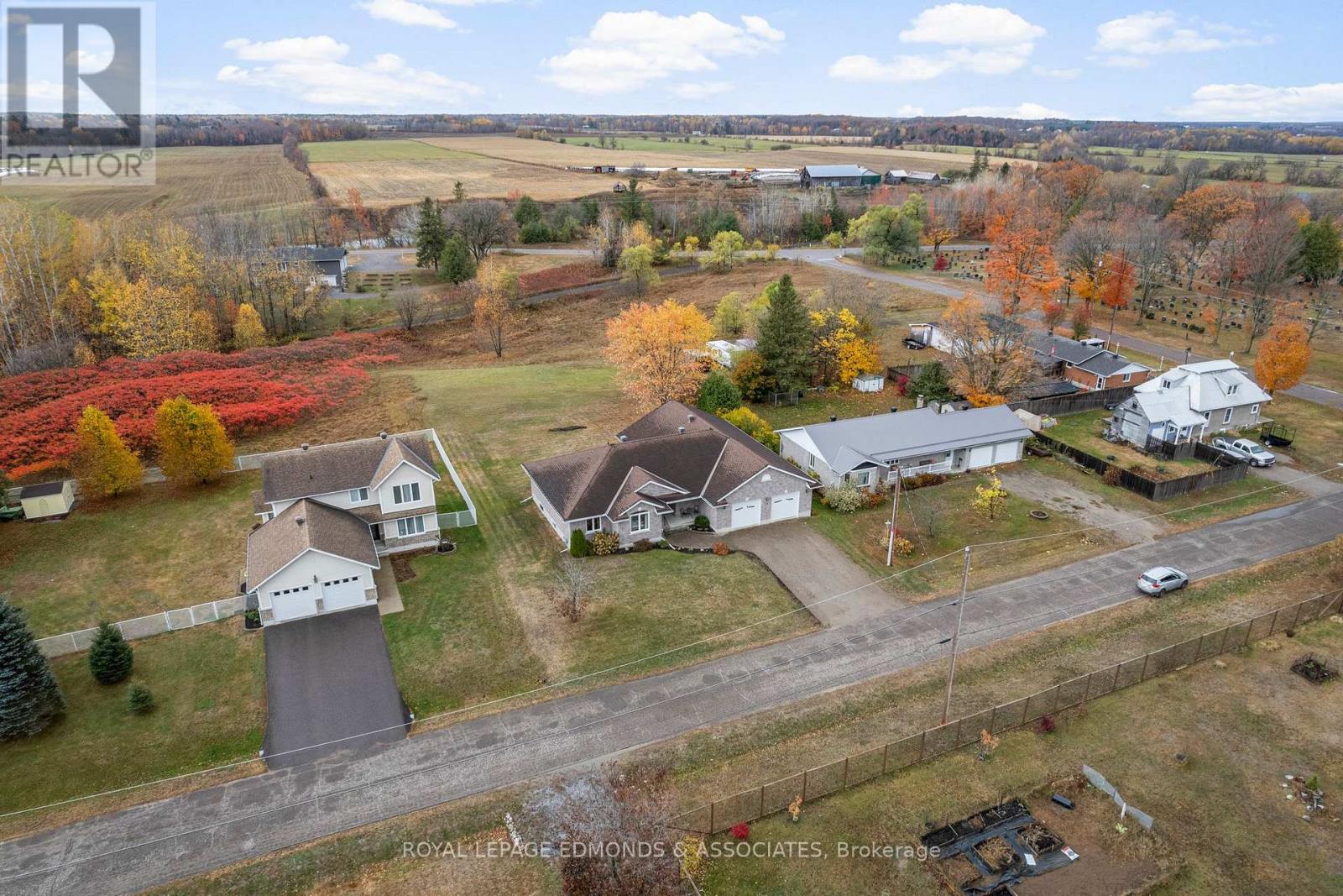 17 Minto Street, Whitewater Region, Ontario  K0J 1C0 - Photo 4 - X12479445