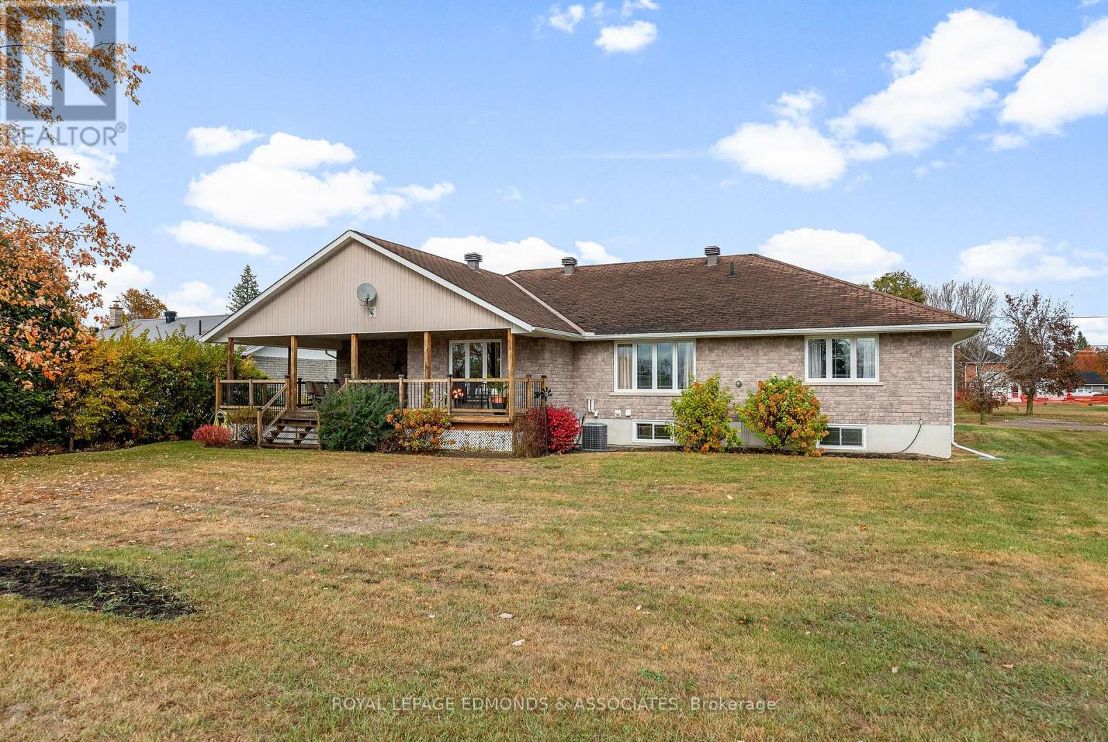 17 Minto Street, Whitewater Region, Ontario  K0J 1C0 - Photo 40 - X12479445