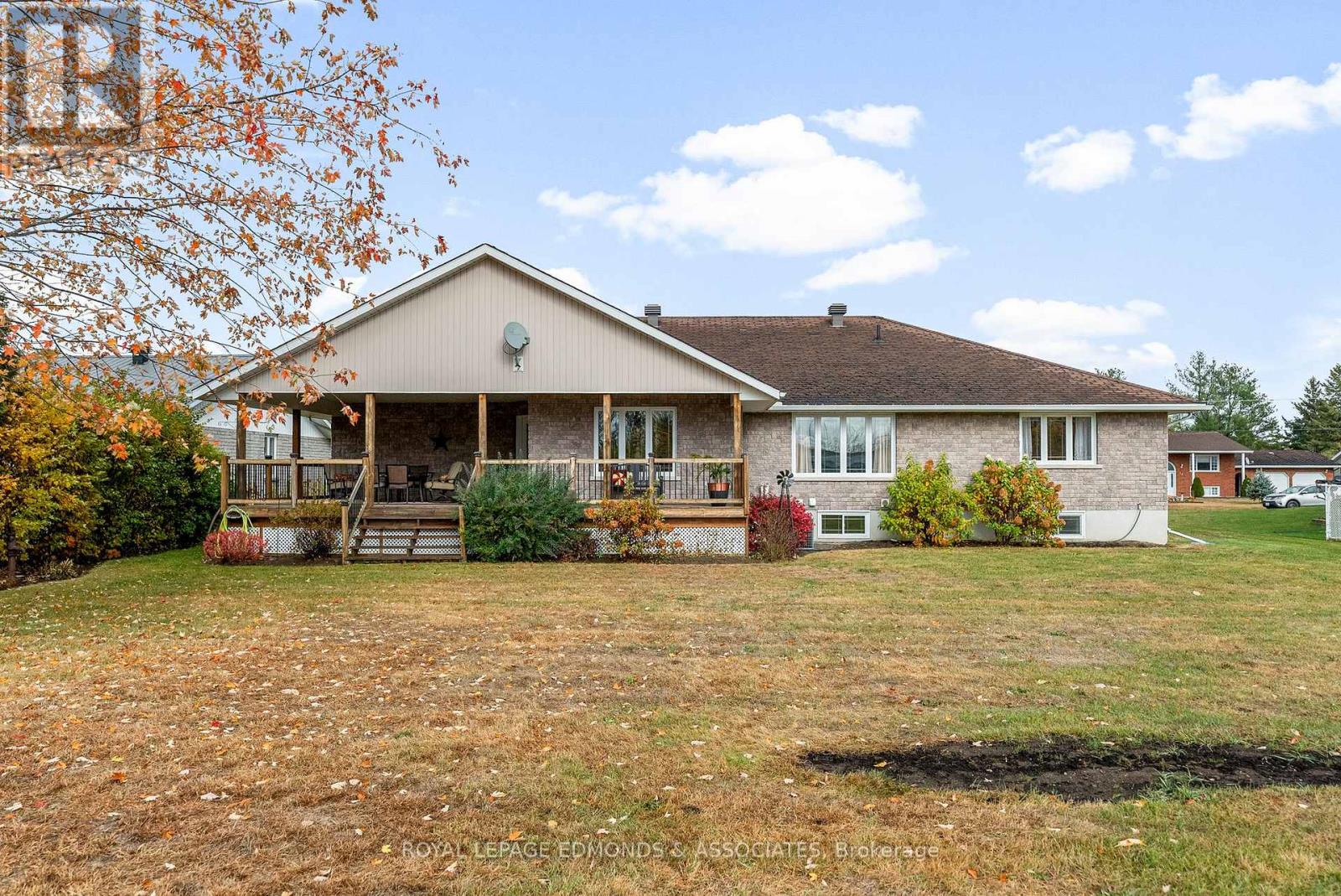 17 Minto Street, Whitewater Region, Ontario  K0J 1C0 - Photo 41 - X12479445