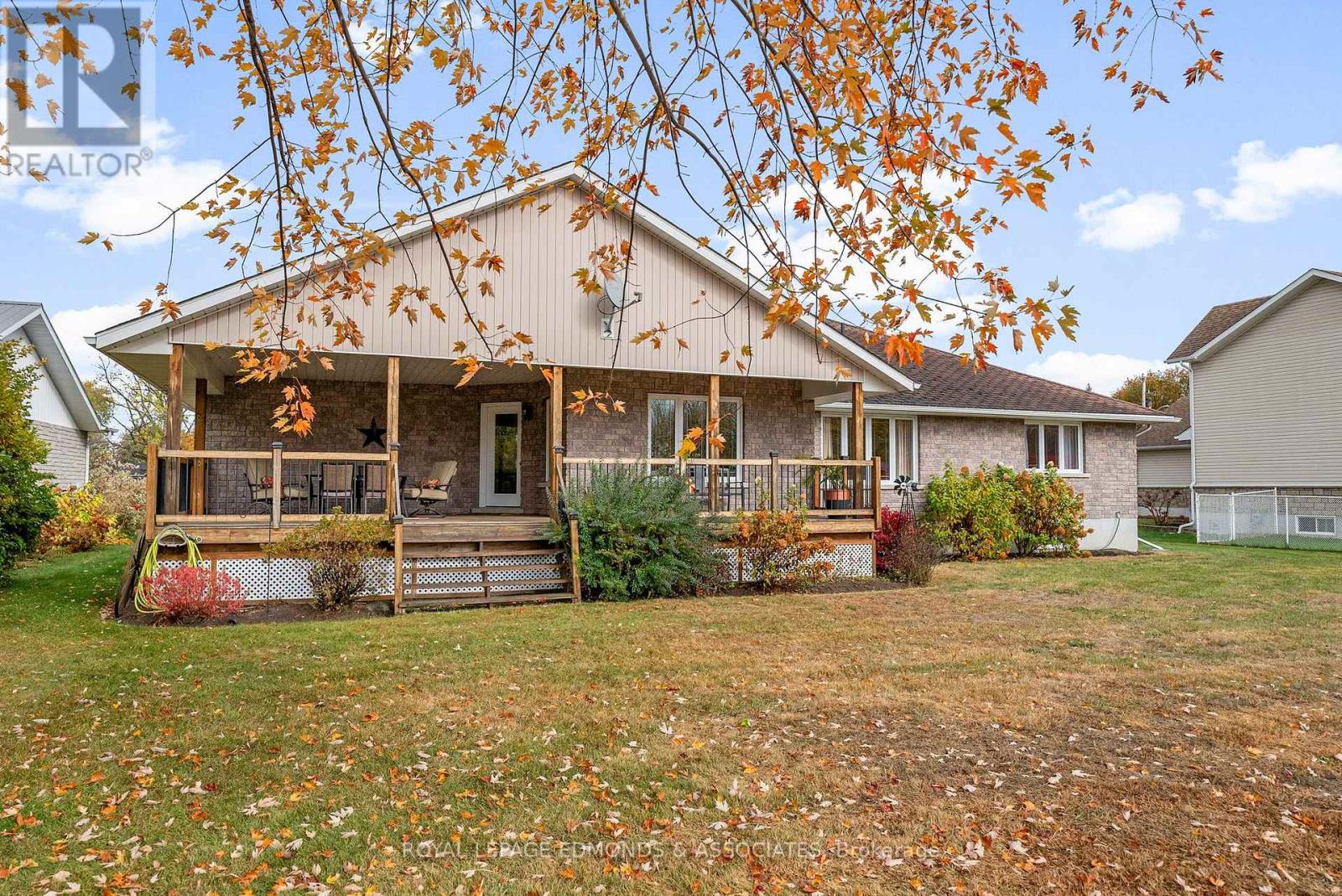 17 Minto Street, Whitewater Region, Ontario  K0J 1C0 - Photo 42 - X12479445