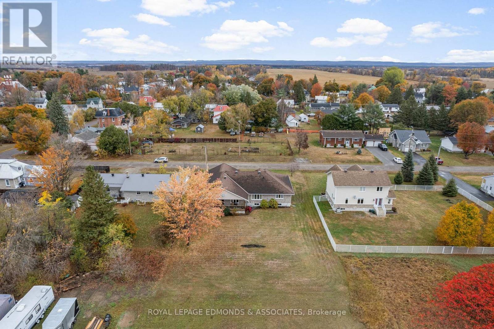 17 Minto Street, Whitewater Region, Ontario  K0J 1C0 - Photo 47 - X12479445