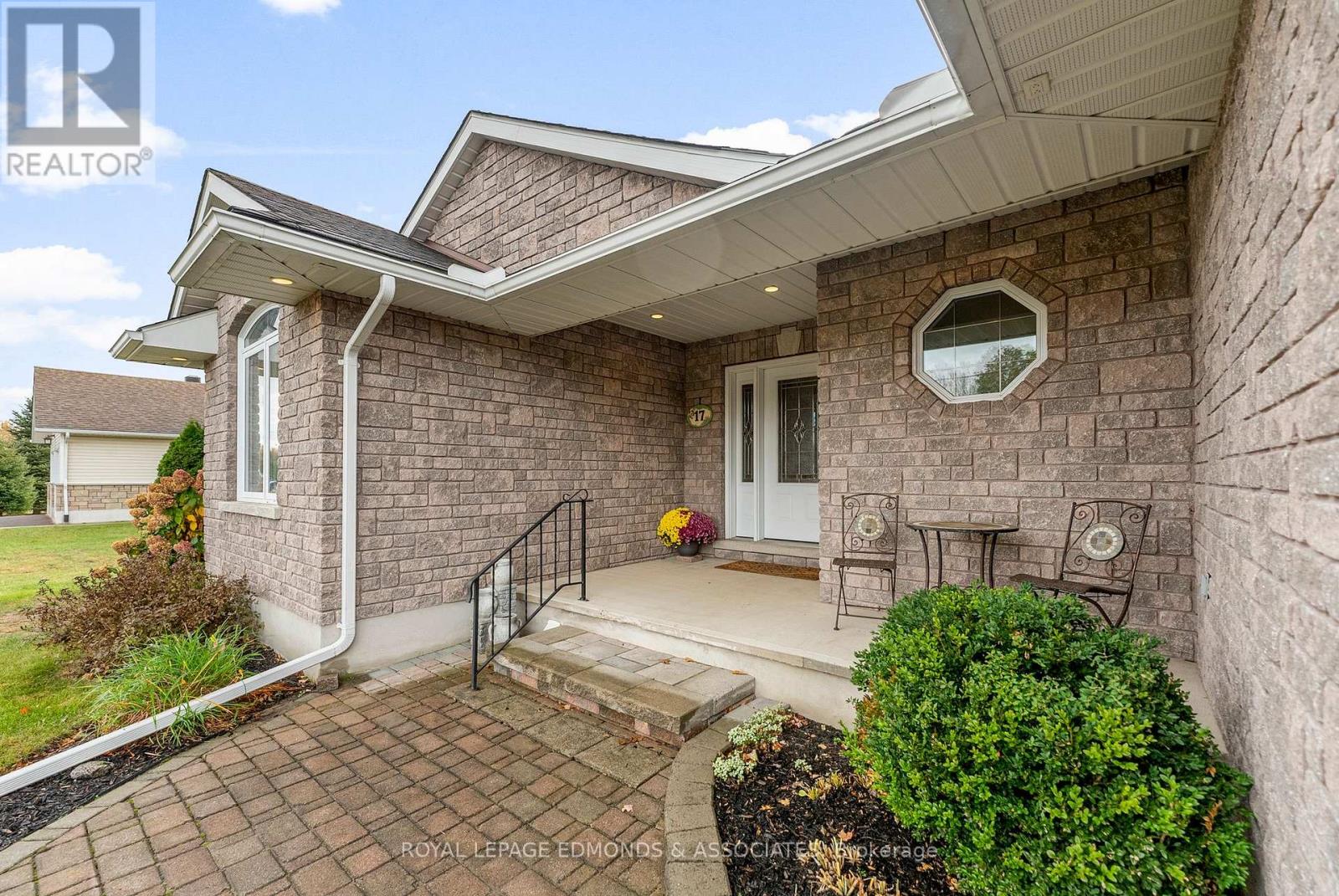 17 Minto Street, Whitewater Region, Ontario  K0J 1C0 - Photo 5 - X12479445