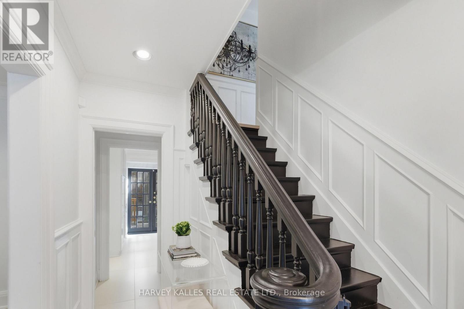 29 Glenarden Road, Toronto, Ontario  M6C 3K3 - Photo 12 - C12479467