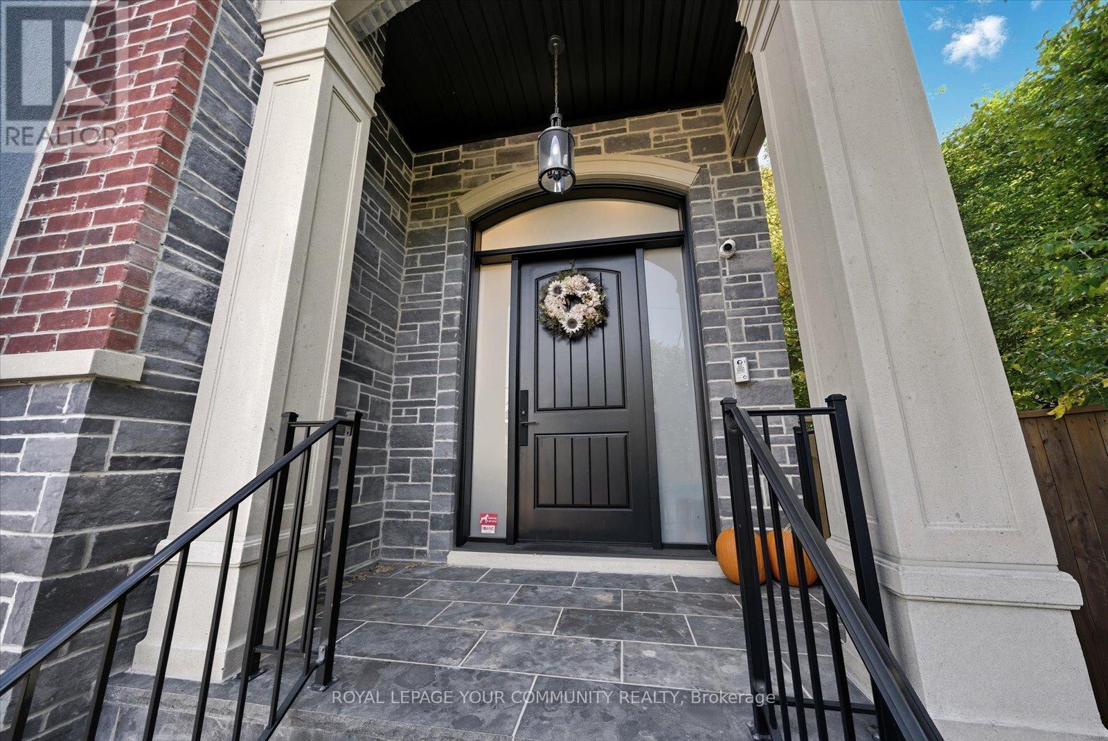 47 Hall Street, Richmond Hill, Ontario  L4C 4N7 - Photo 2 - N12479455
