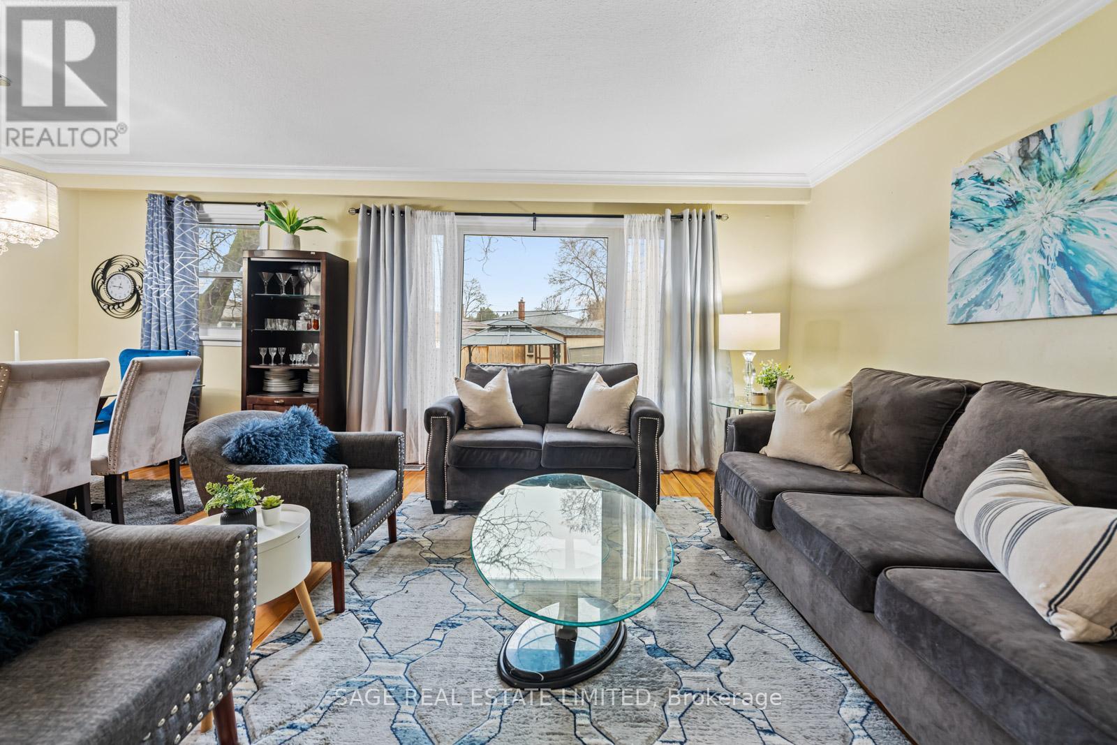 45 Dashwood Crescent, Toronto, Ontario  M9V 2N9 - Photo 10 - W12478629