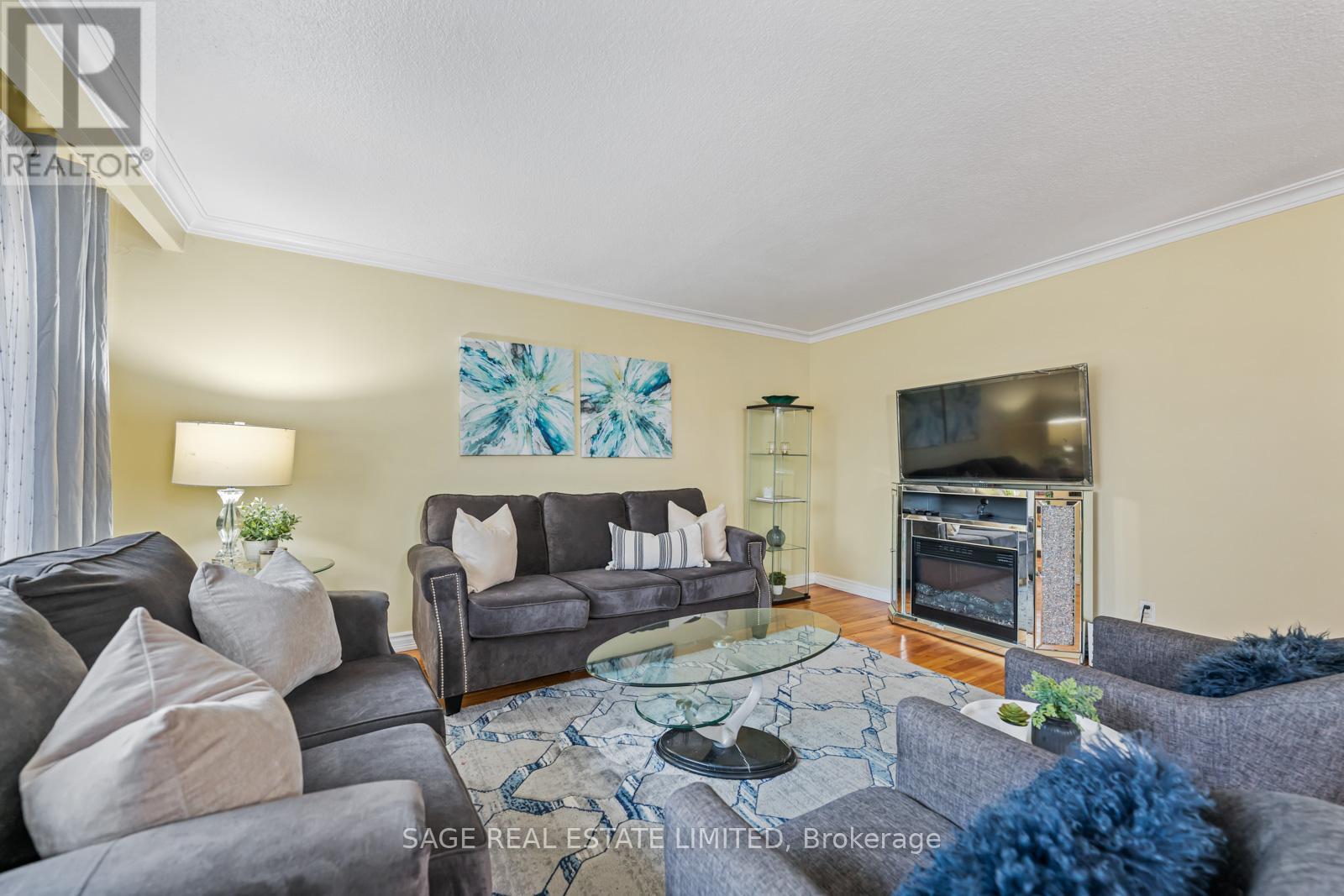 45 Dashwood Crescent, Toronto, Ontario  M9V 2N9 - Photo 13 - W12478629