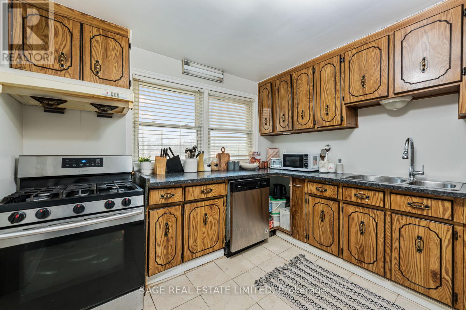 45 Dashwood Crescent, Toronto, Ontario  M9V 2N9 - Photo 16 - W12478629