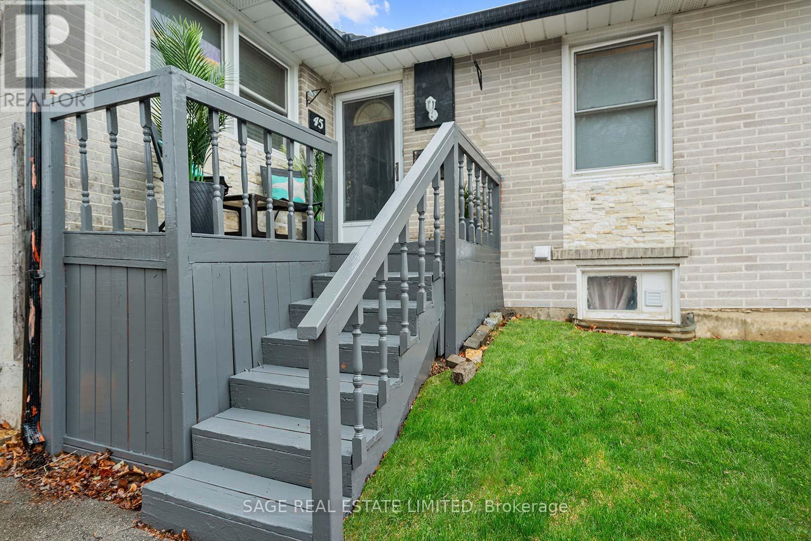 45 Dashwood Crescent, Toronto, Ontario  M9V 2N9 - Photo 2 - W12478629