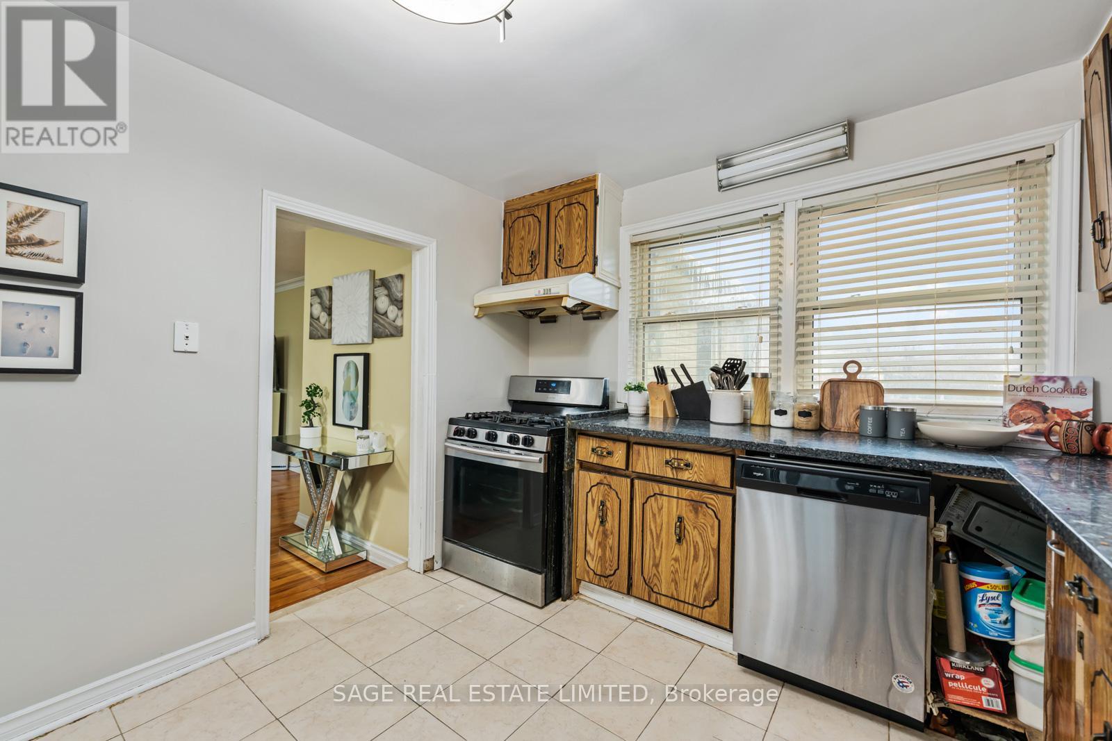 45 Dashwood Crescent, Toronto, Ontario  M9V 2N9 - Photo 18 - W12478629